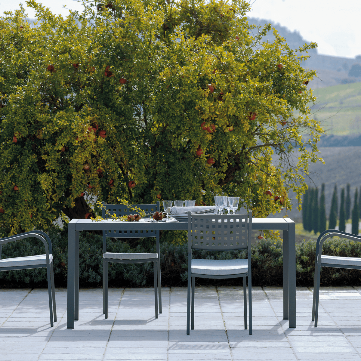 Tavolo moderno fisso rettangolare in metallo "Quatris" giardino impilabile h 75 cm - MondoViro