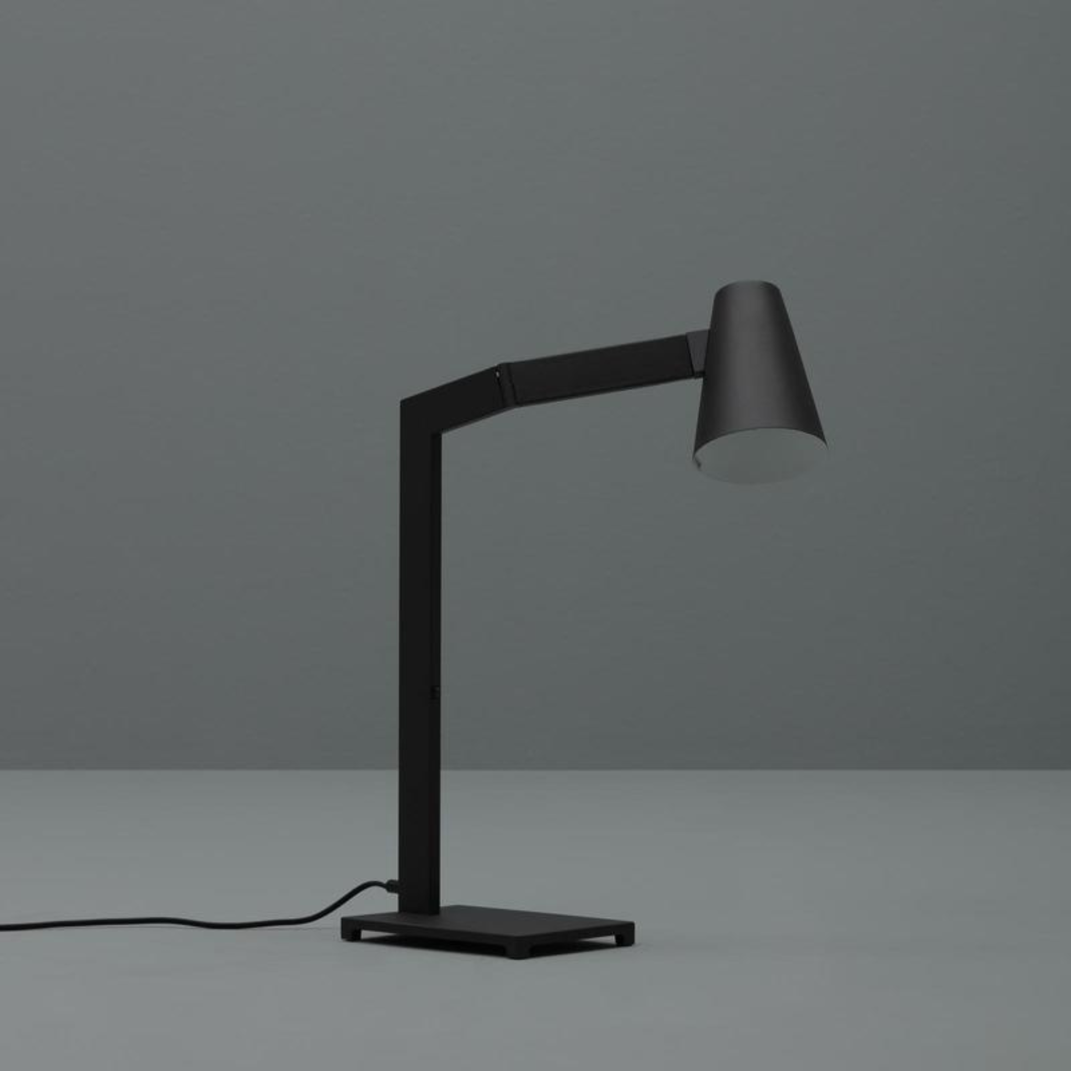 Lampada da tavolo "Indi" con paralume in metallo nero cm 15x42 60,5h