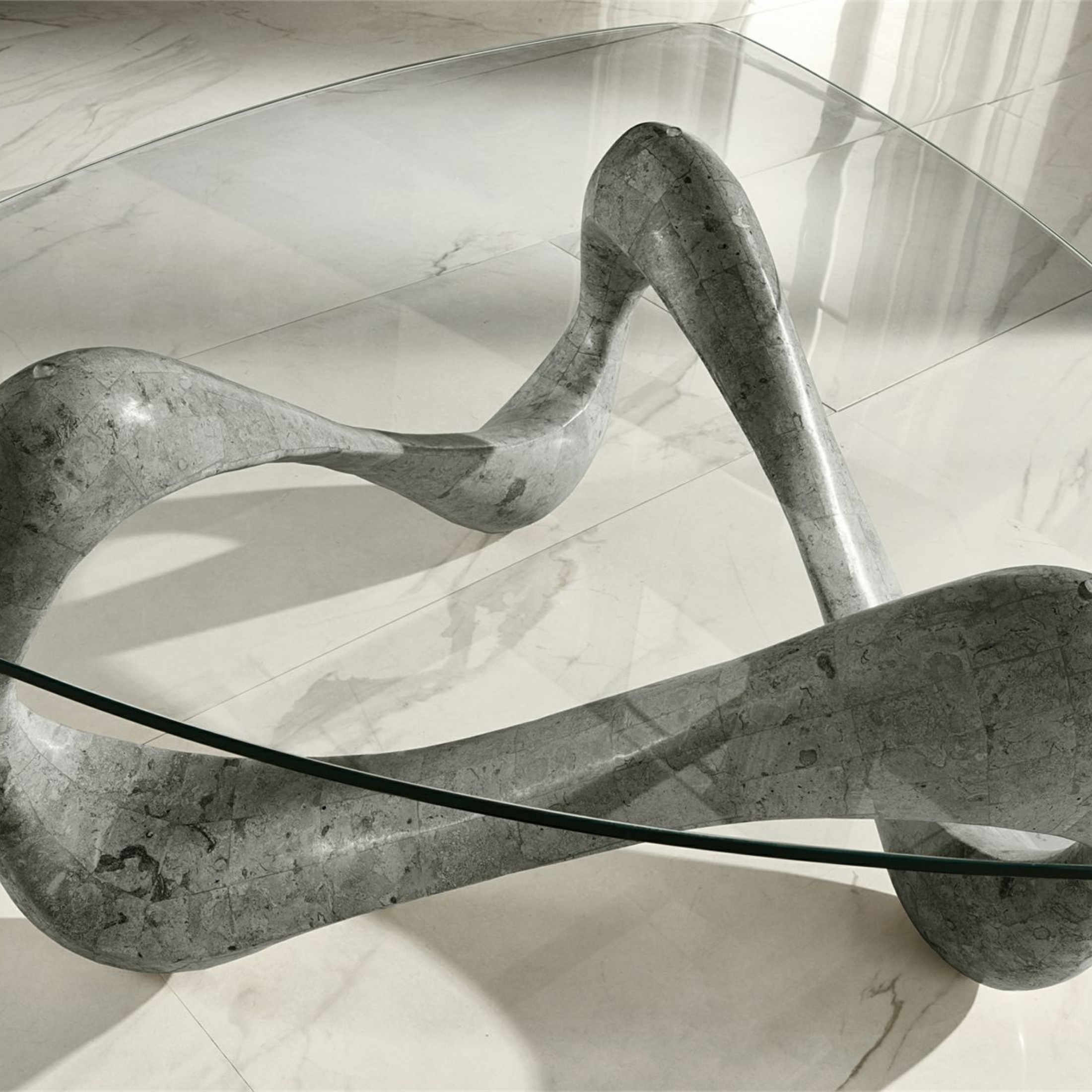 Tavolino basso in pietra fossile "Scarf" top in vetro temperato cm 100x100 42,5h