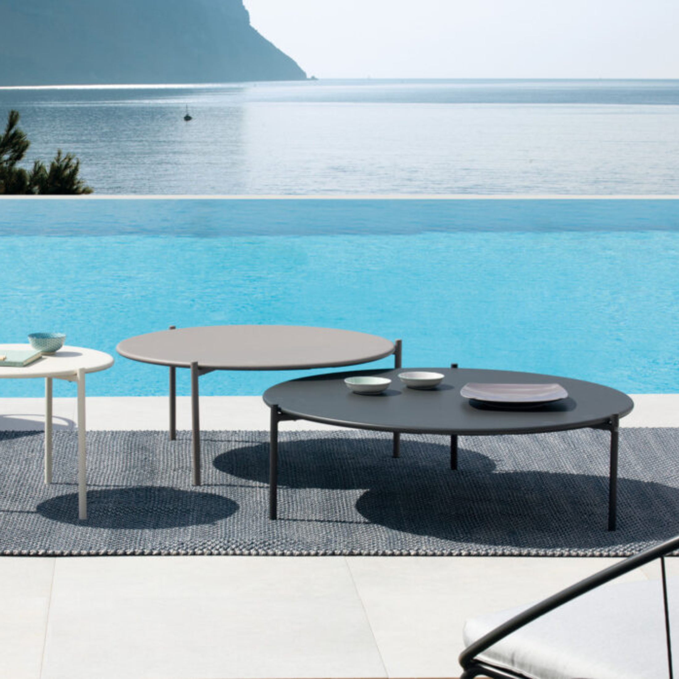 Tavolo basso da caffè tondo in metallo "Aria1" tavolino per giardino impilabile cm 60x60 46h