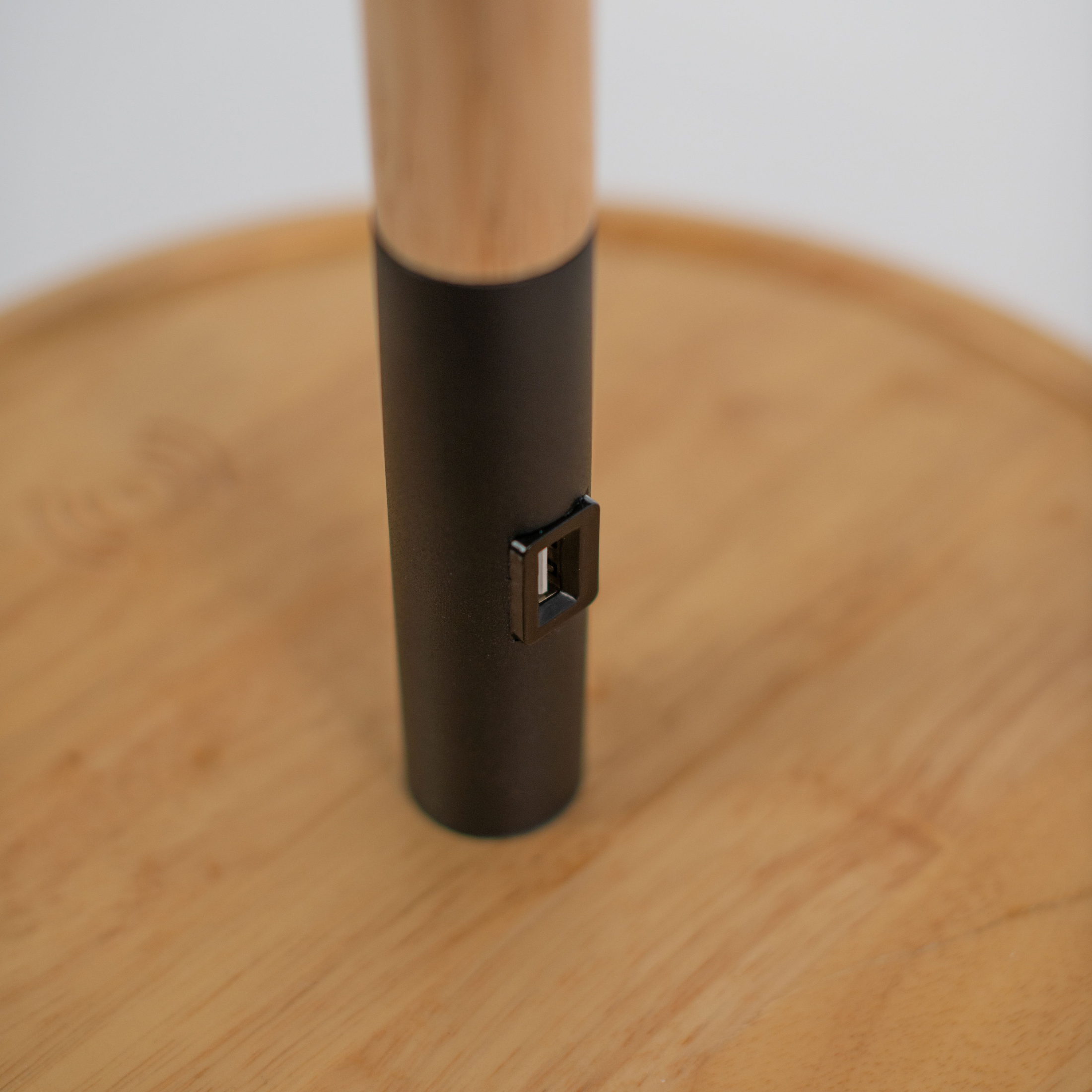 Lampada da terra in legno "Vega" con paralume in tessuto nero cm 40x40 135h