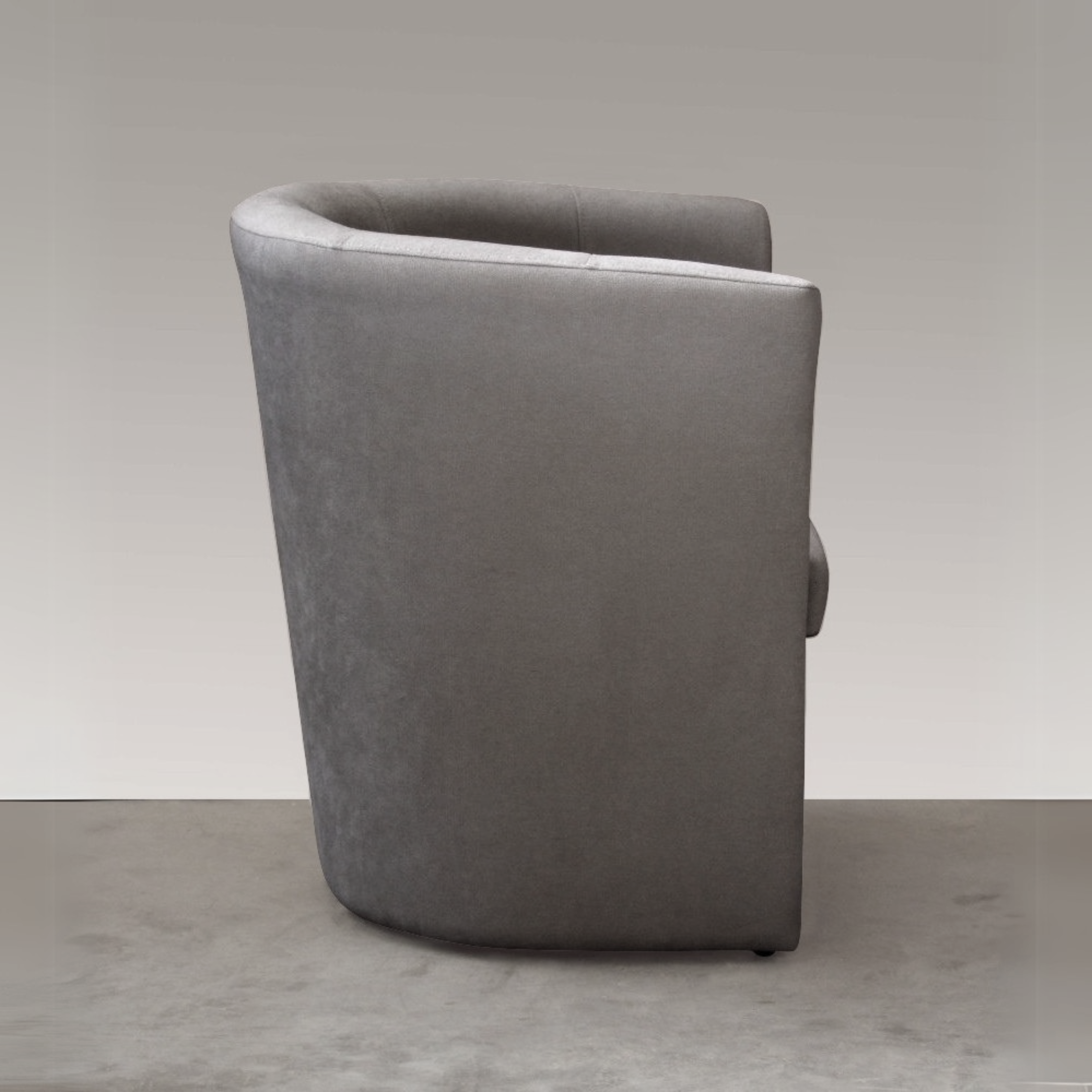 Poltrona in tessuto moderna "Belize" con struttura in legno cm 63,5x62,5 76h