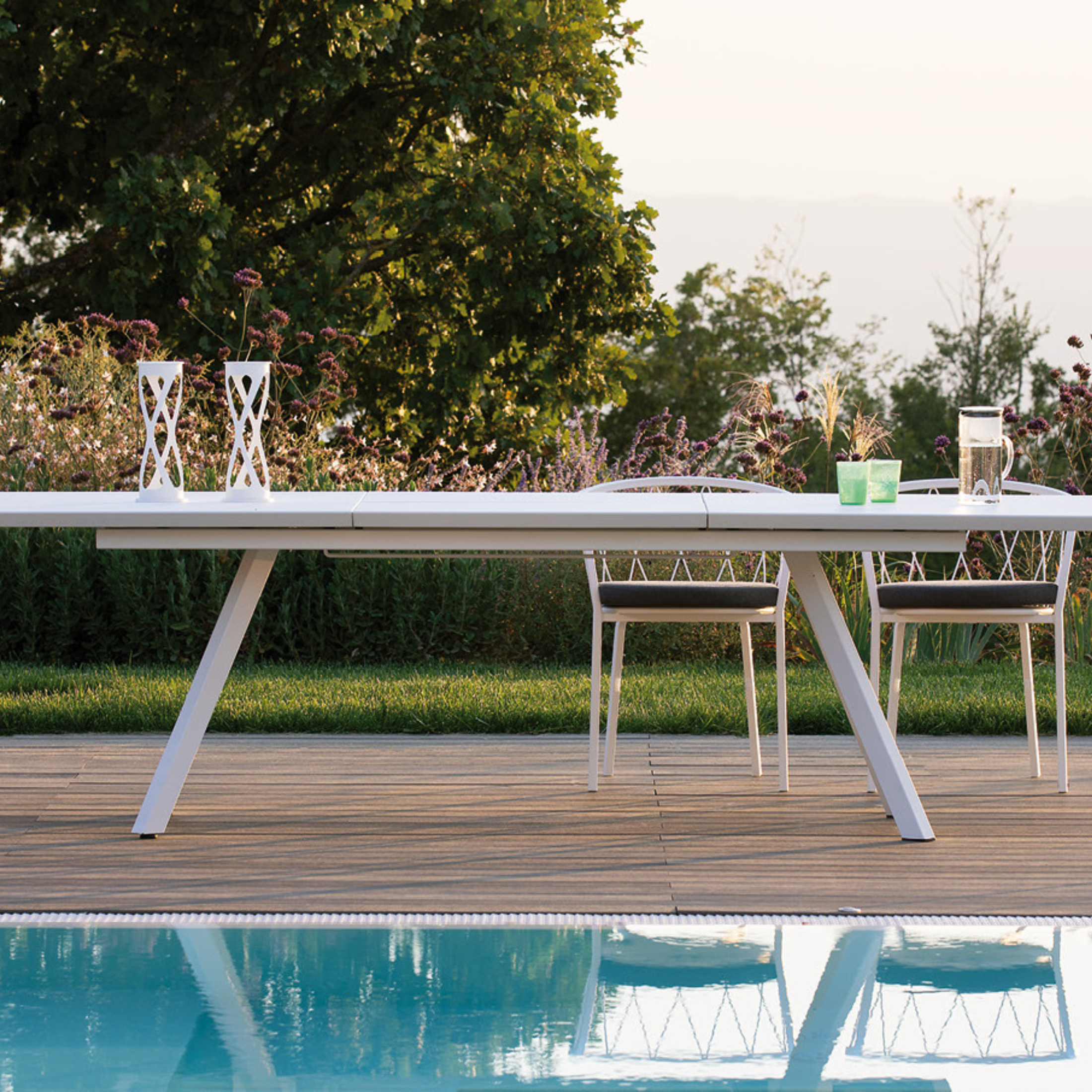 Tavolo allungabile in metallo verniciato "Daisy9" da giardino moderno cm 220/320x100 75h