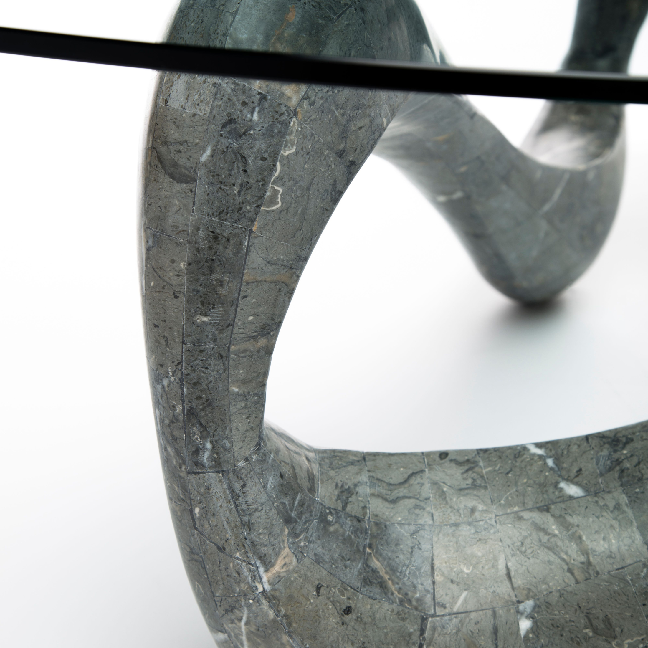 Tavolino basso in pietra fossile "Scarf" top in vetro temperato cm 100x100 42,5h