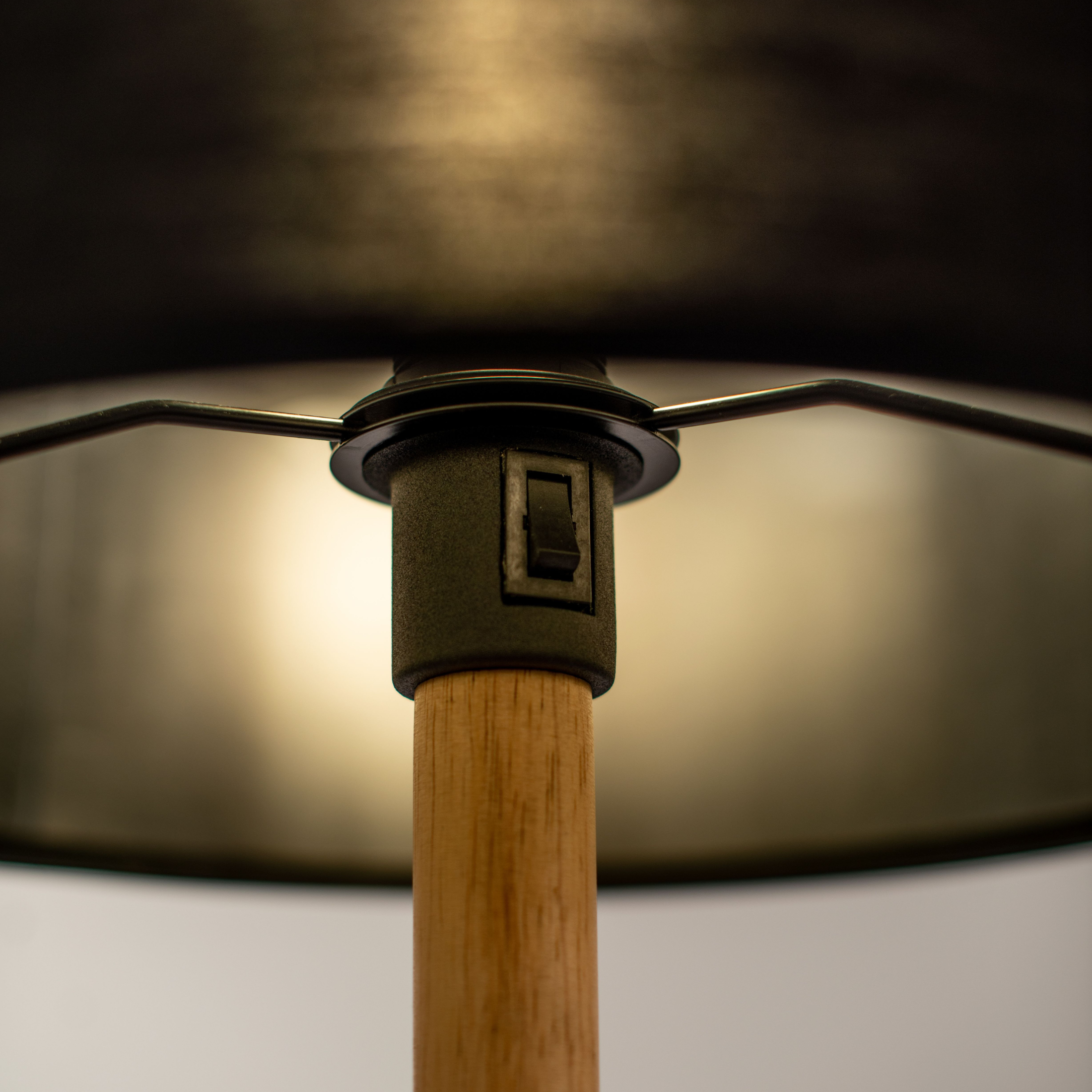 Lampada da terra in legno "Vega" con paralume in tessuto nero cm 40x40 135h