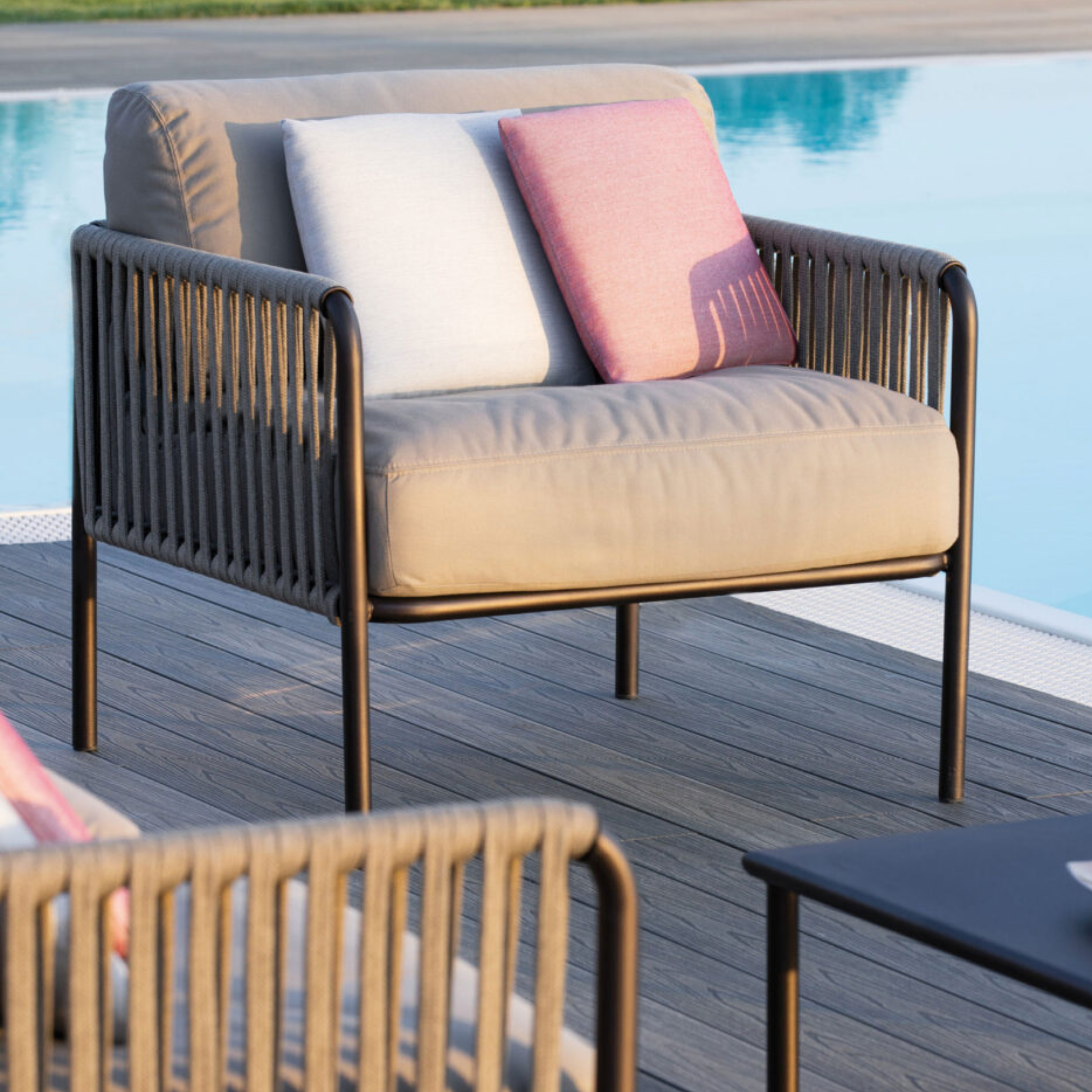 Poltrona lounge bassa schienale in corda "Key West" con cuscino cm 80x80 64h