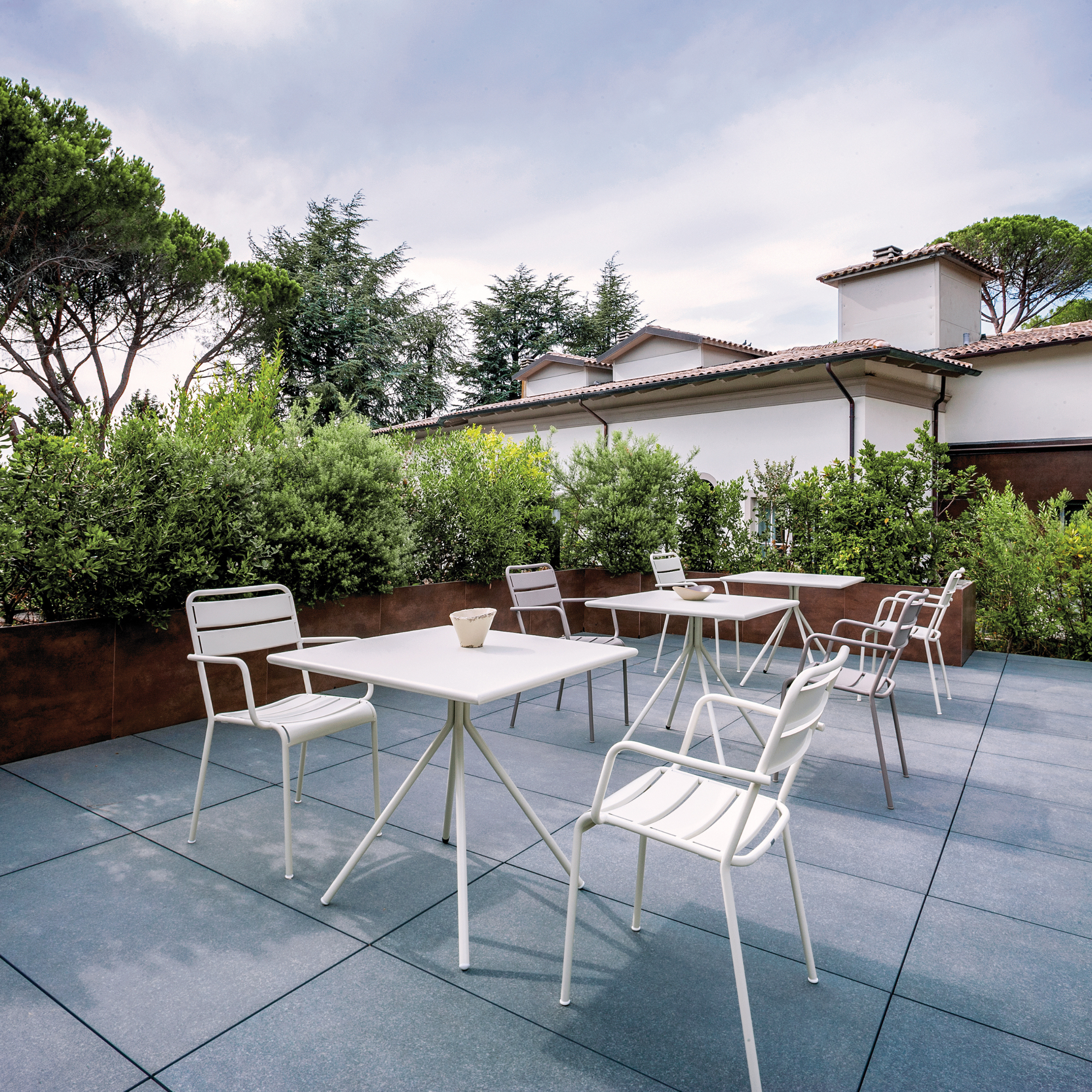 Tavolo quadrato in metallo zincato "Twist19" da bar e giardino h 75 cm