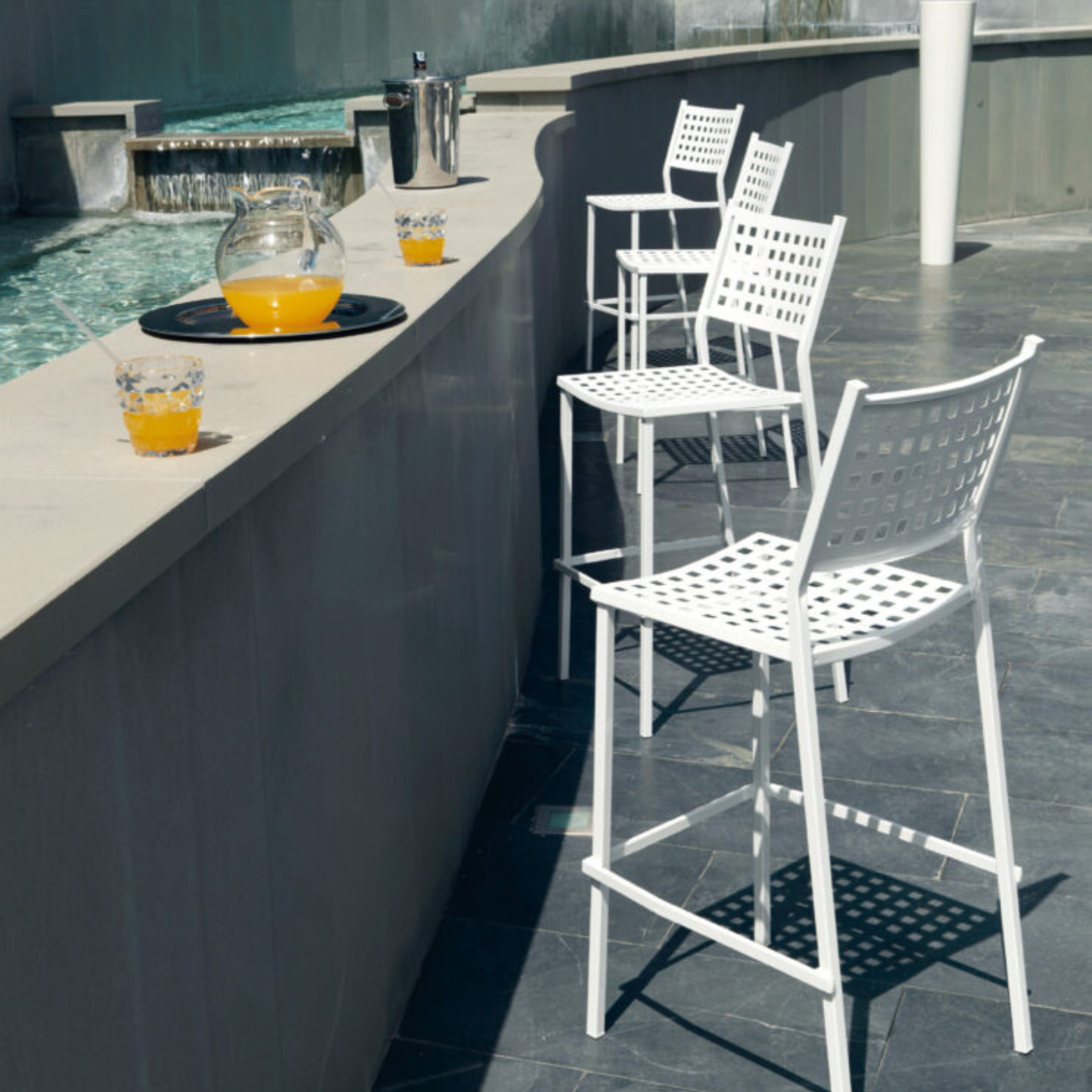 Sgabello in metallo moderno impilabile da giardino "Alice" cm 44x51 107h