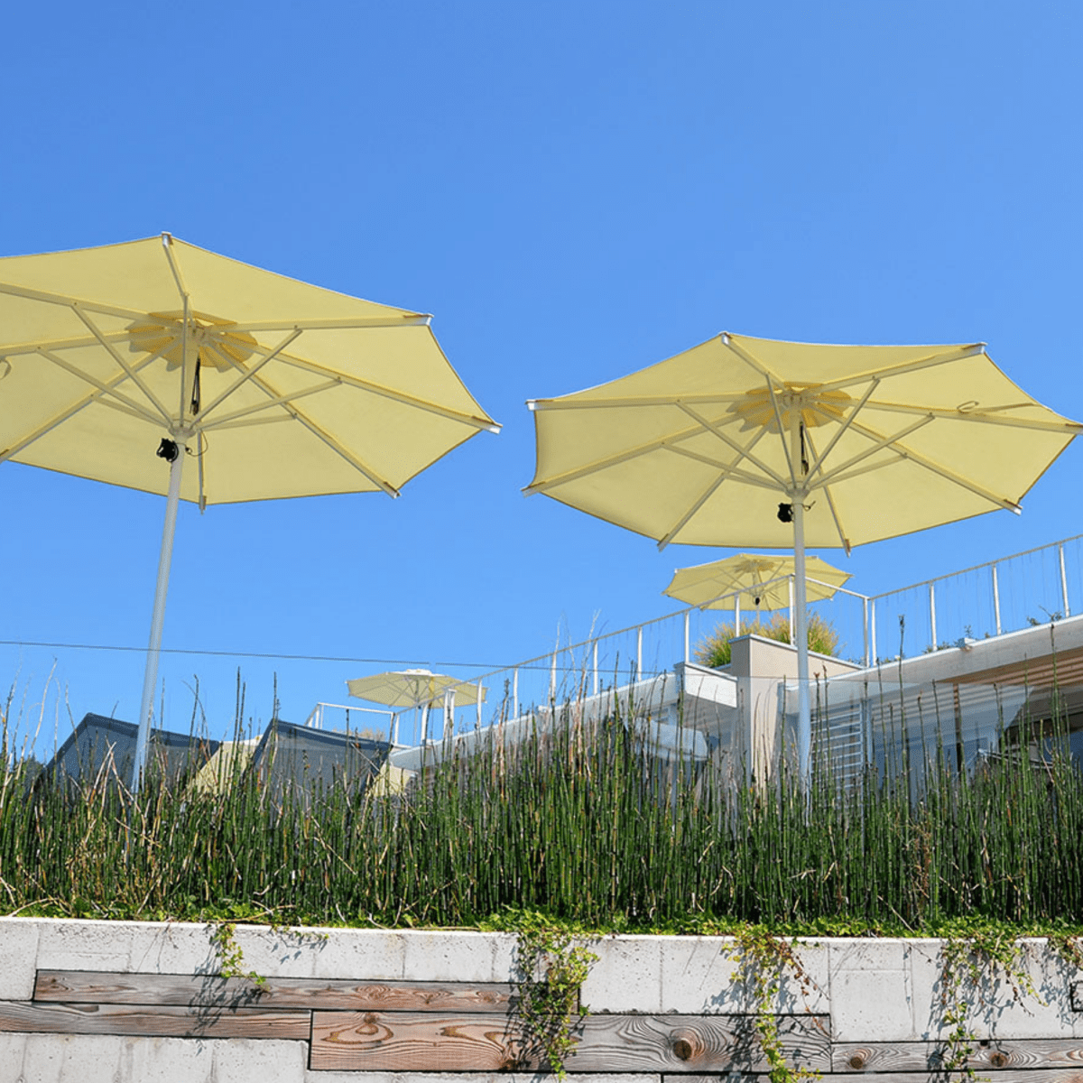 Ombrellone moderno "Zaffiro Classic" con palo centrale bianco - MondoViro