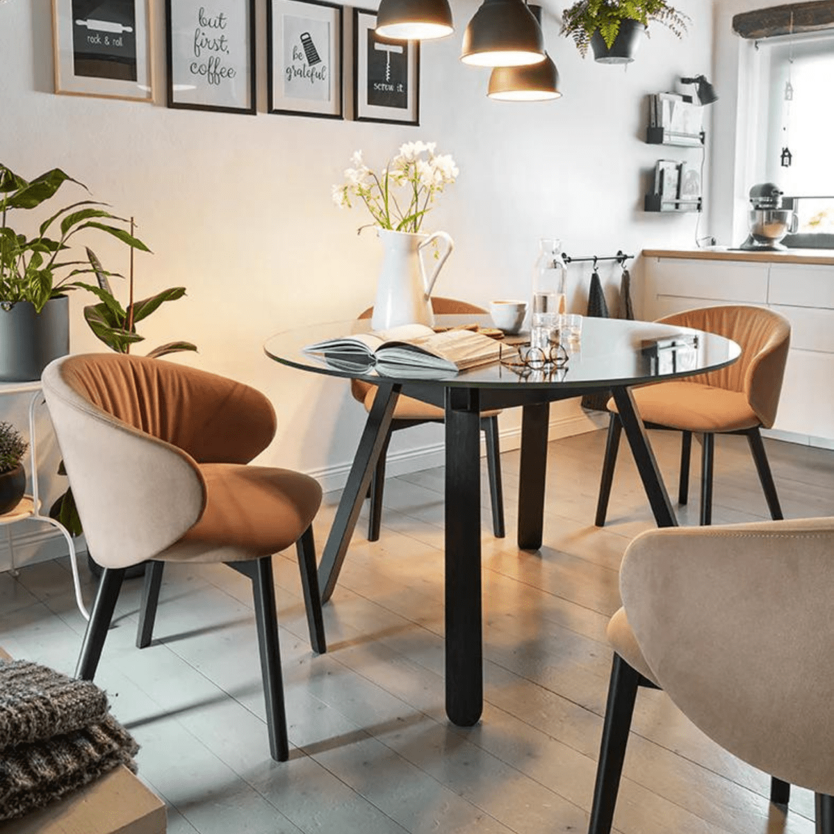 Set di sedie moderne da soggiorno "Tuka Soft" con gambe in legno - MondoViro