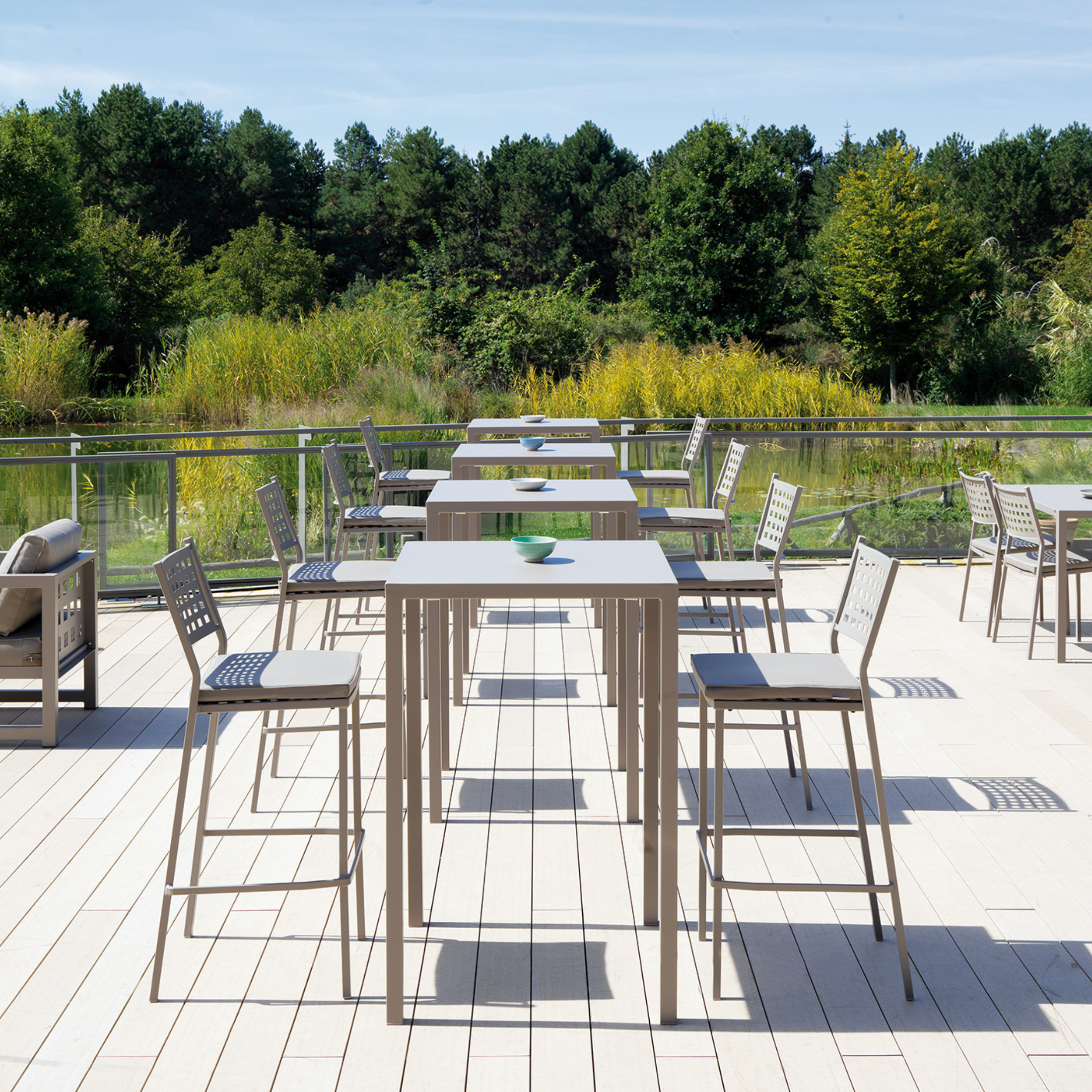 Tavolo alto quadrato in metallo verniciato "Quatris" da bar e giardino moderno