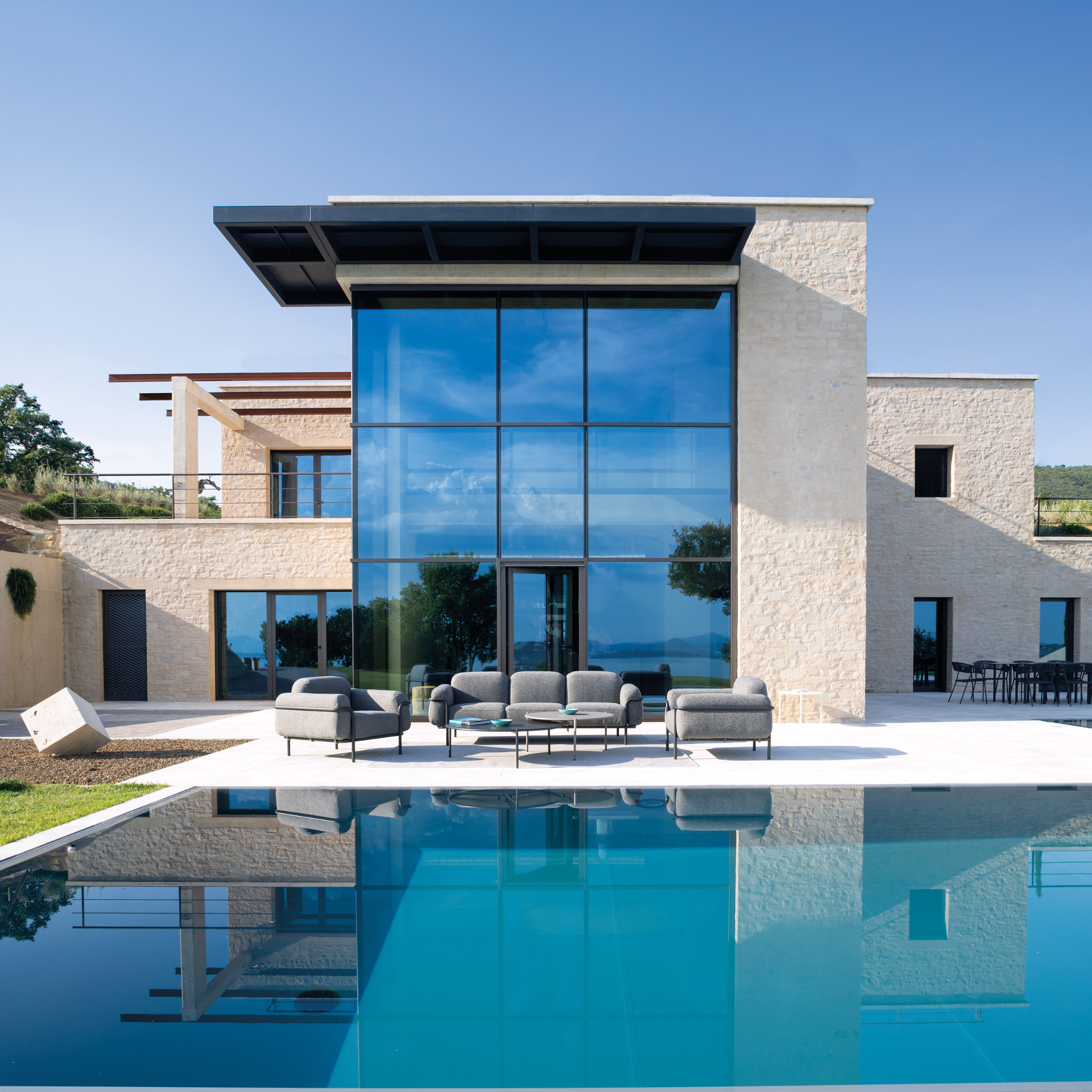 Divano 3 posti in tessuto imbottito "Hug" struttura in metallo da giardino cm 235x94 75h