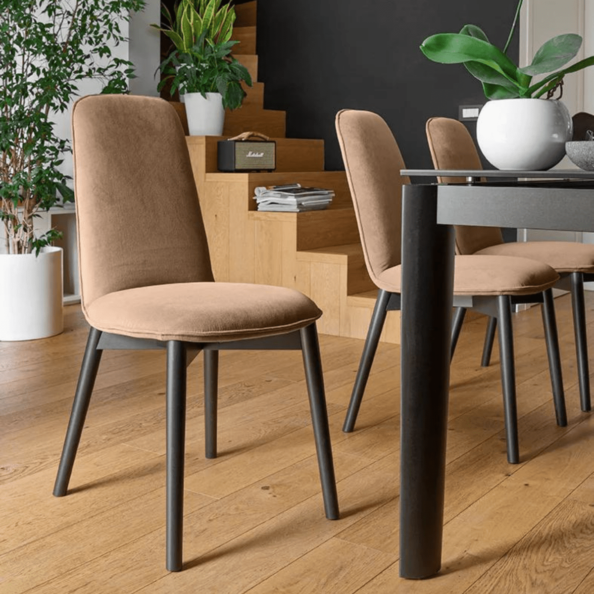 Set di sedie moderne da soggiorno "Riley" con tessuto imbottito cm 46x60,5 94h - MondoViro