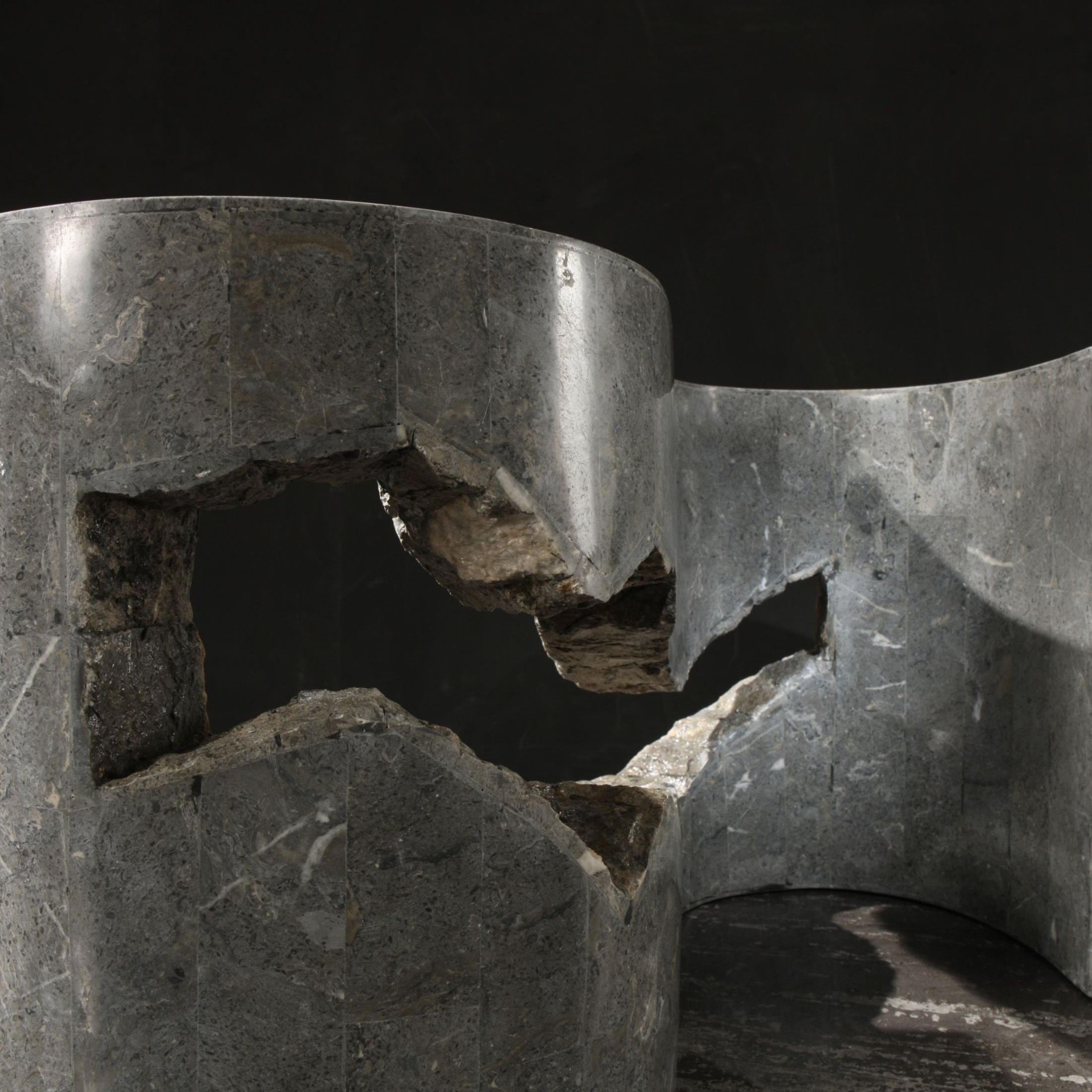 Tavolino basso in pietra fossile "Esse" top in vetro temperato cm 120x70 36h