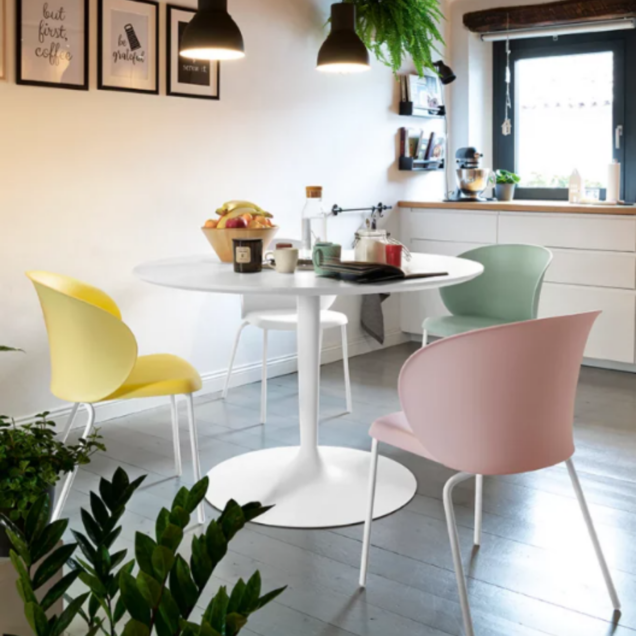 Set di sedie moderne "Tuka" in metallo e polipropilene impilabili cm 55x59 86h