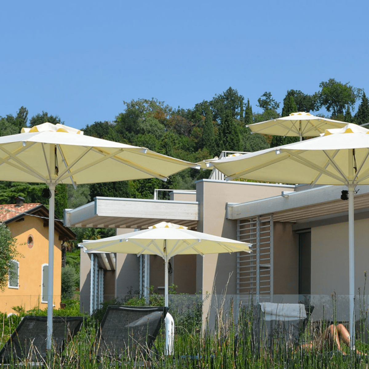 Ombrellone moderno "Zaffiro Classic" con palo centrale bianco - MondoViro