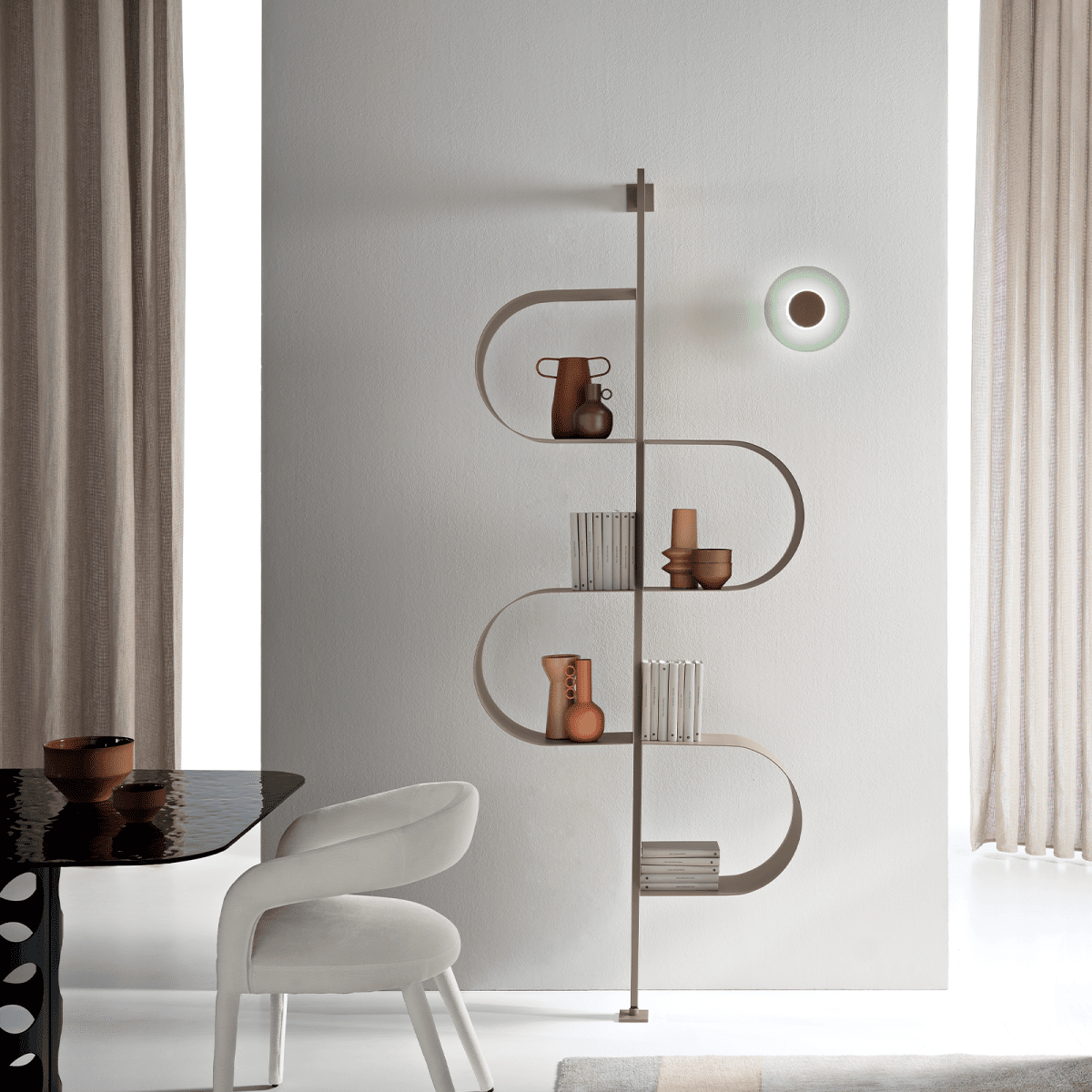 Libreria verticale "Trama" in metallo verniciato con piedino regolabile con montaggio a muro - MondoViro