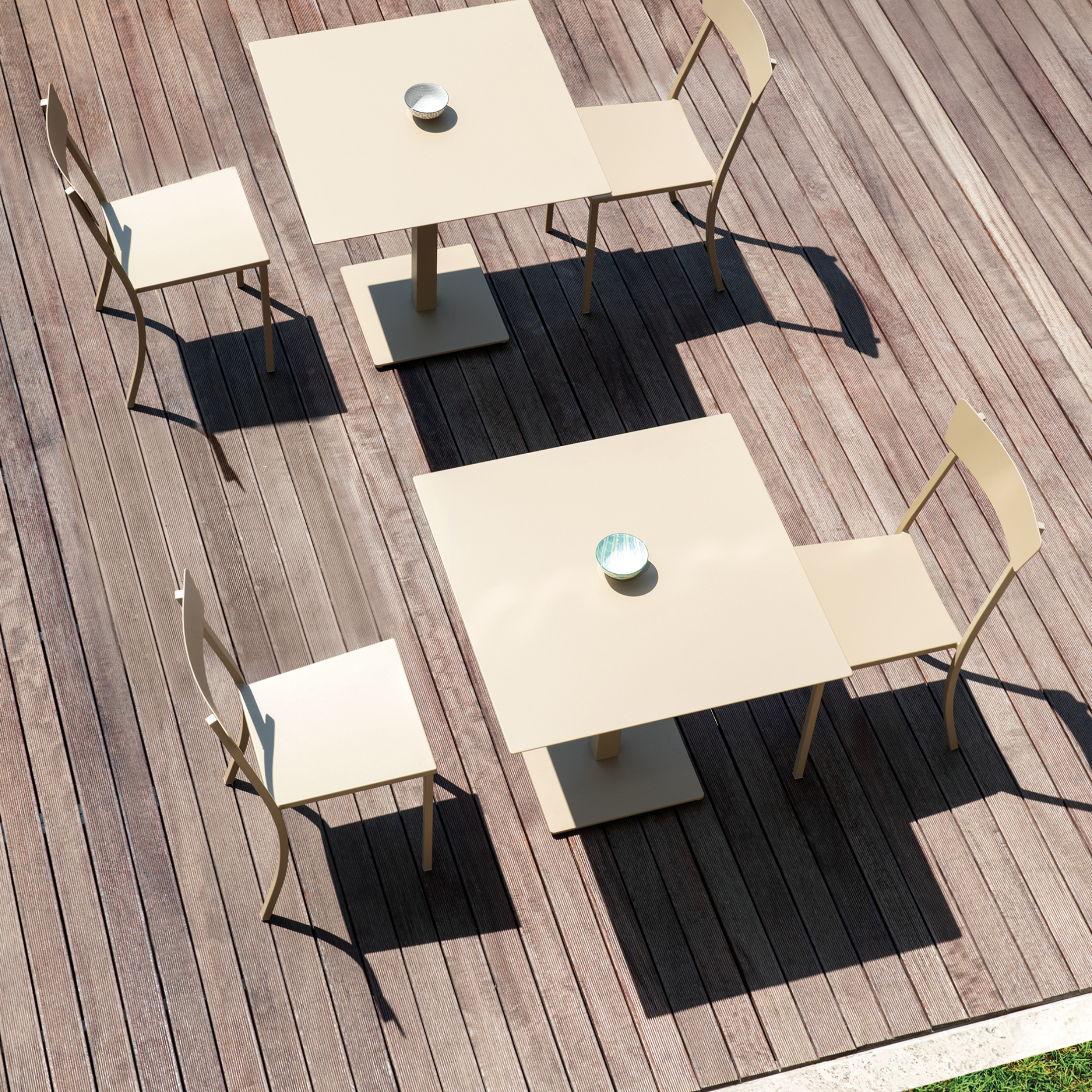 Tavolo quadrato in metallo zincato "Mogan" per giardino h 75 cm