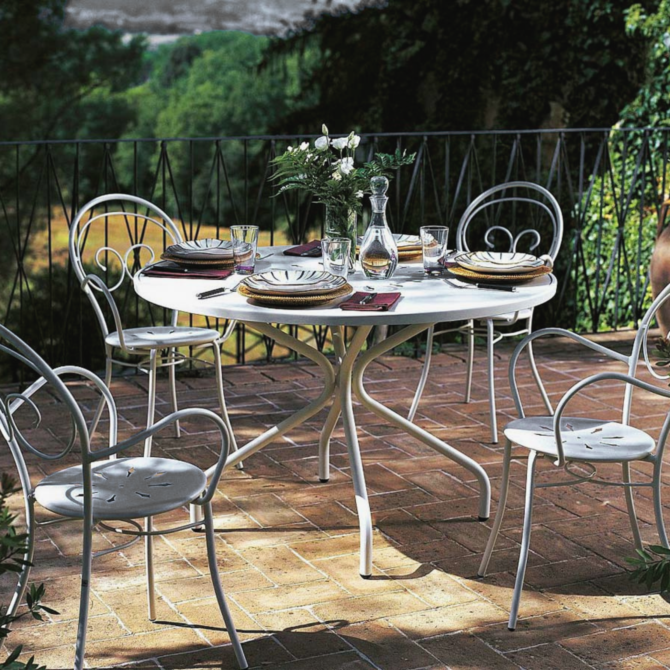 Tavolo tondo in metallo verniciato "Springtime" da giardino moderno cm 130x130 75h