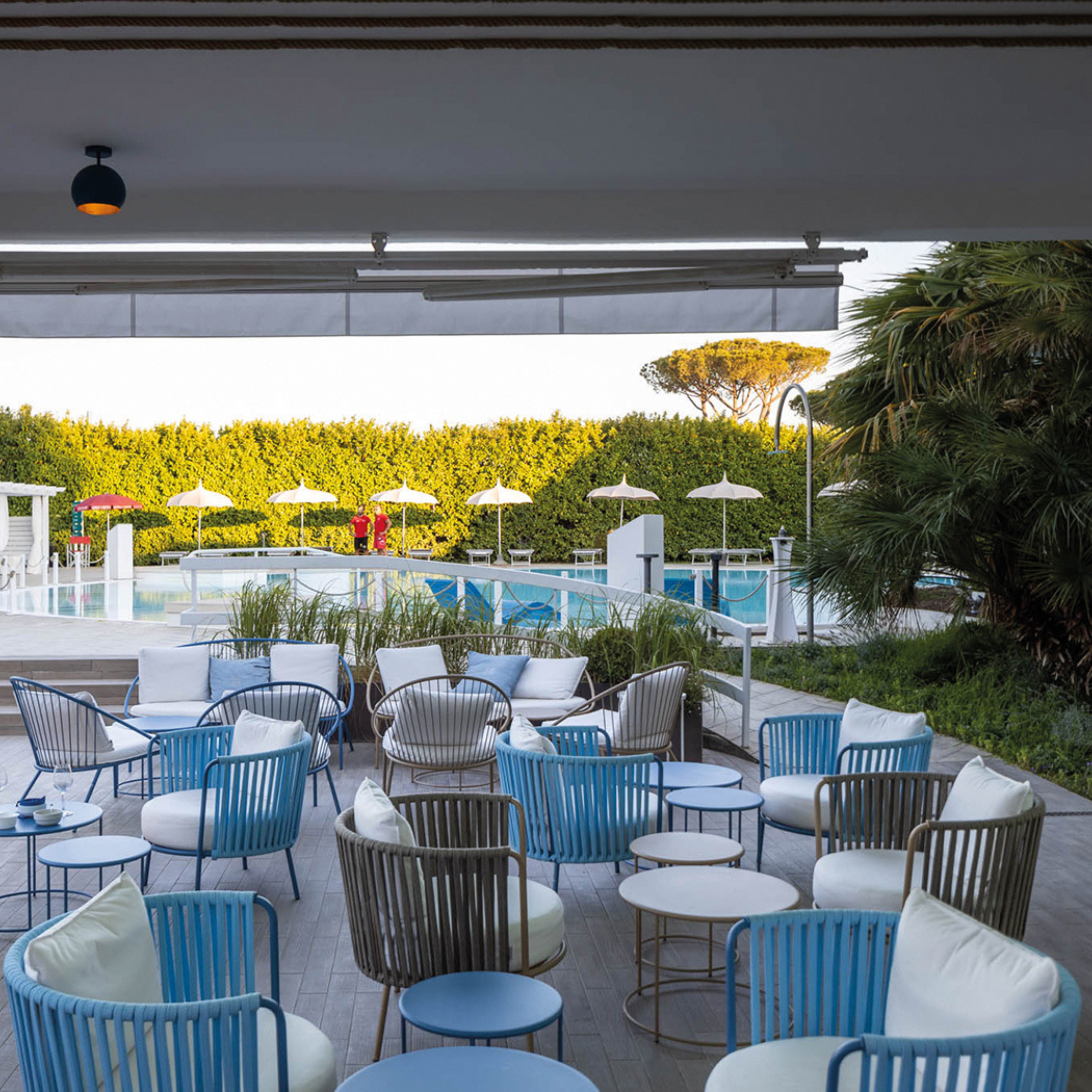 Tavolino tondo in metallo "Daisy" tavolo da caffè per giardino h 45 cm