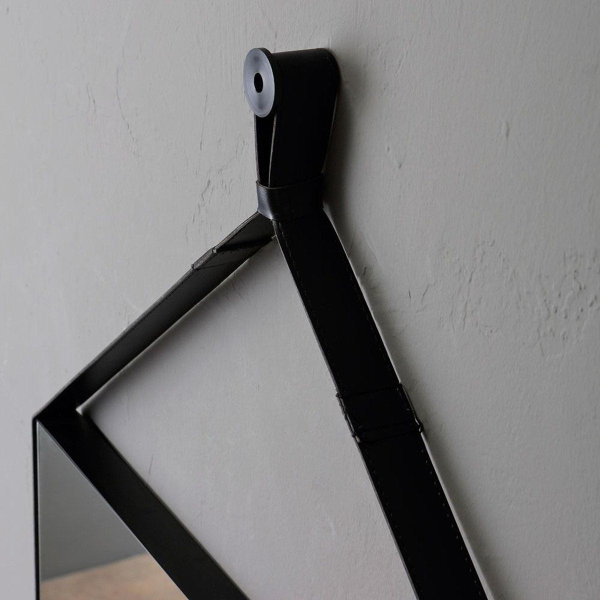 Specchio rettangolare design "Hillsboro" cornice con laccio in pelle nera cm 70x50 - MondoViro