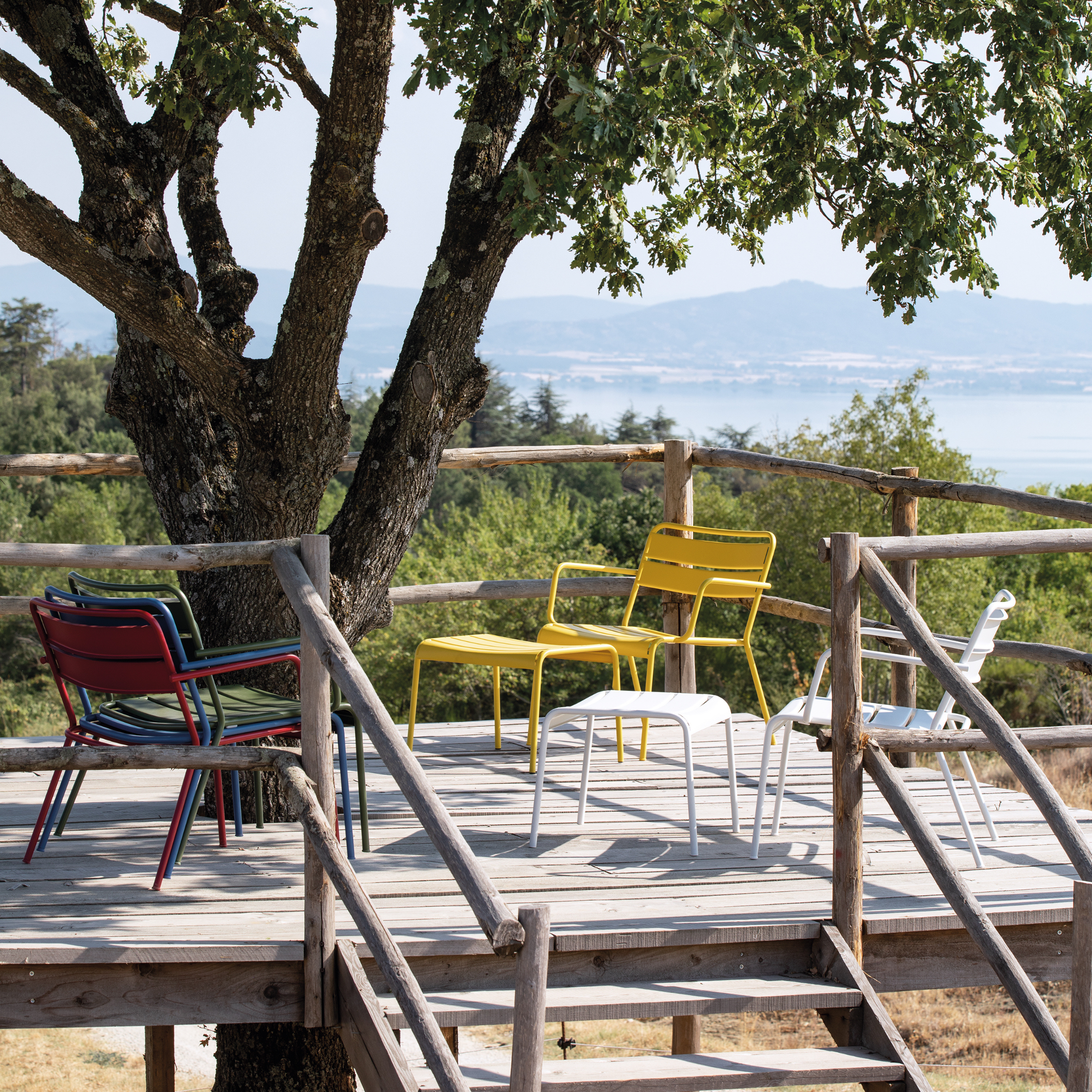 Poltrona bassa in metallo verniciato "Twist" sedia lounge da giardino cm 69x70 72h