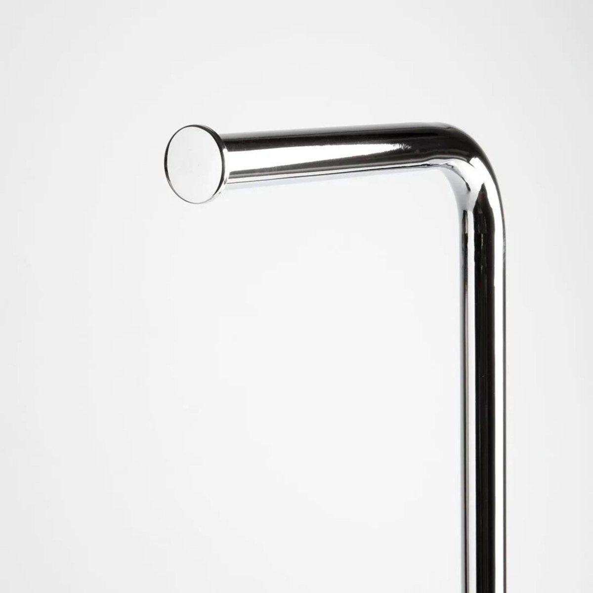 Portarotolo a piantana con portascopino "Tobias" in metallo cromato e basamento ovale - MondoViro