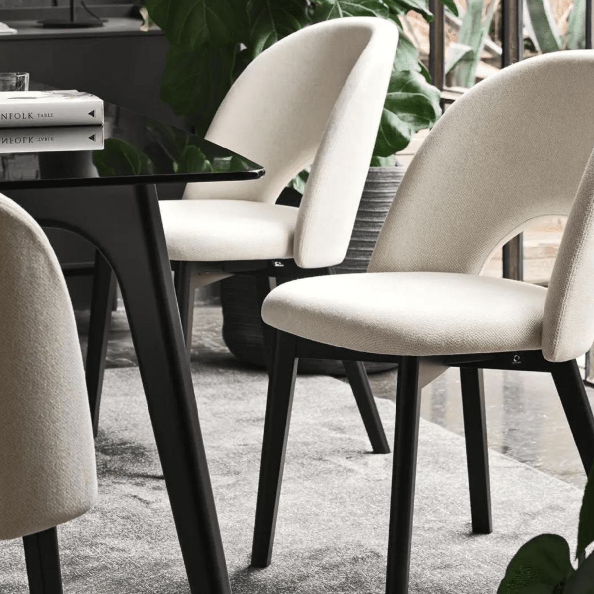 Set di sedie moderne da soggiorno "Tuka Mid Hole" in legno di frassino con seduta imbottita - MondoViro