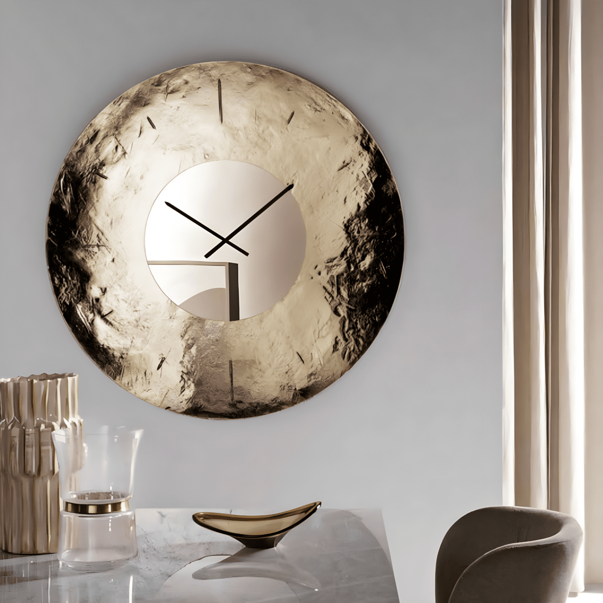 Orologio a parete "Kronis" in vetro fuso martellato retroargentato con inserto specchiato e numeri incisi a macchina - MondoViro