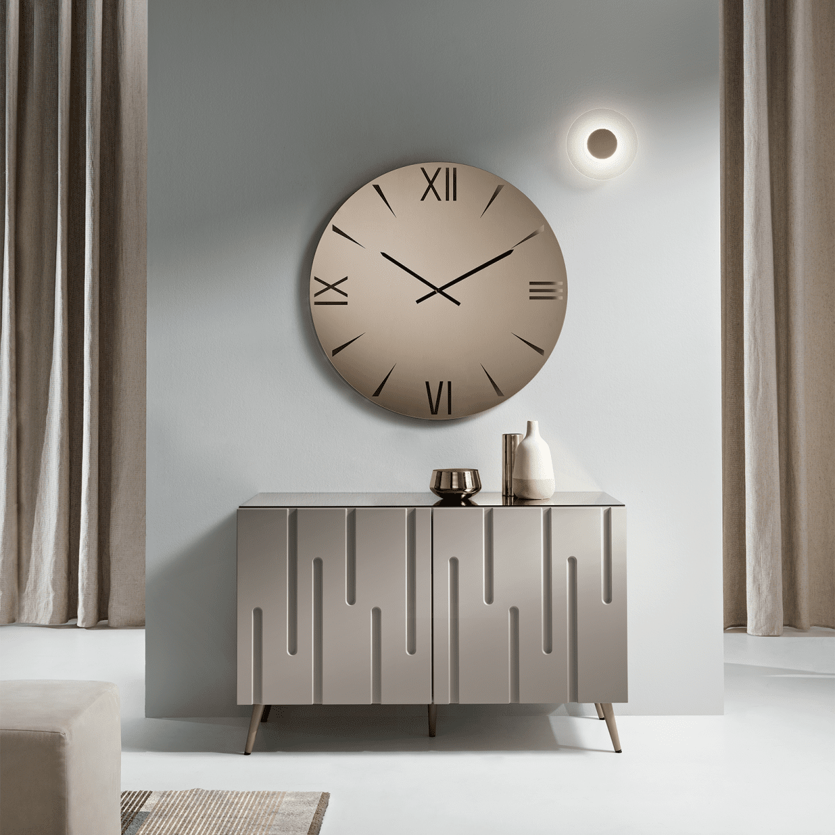 Madia tortora "Lira" con ante in MDF laccato e scocca in nobilitato con top bronzo e 5 piedini - MondoViro