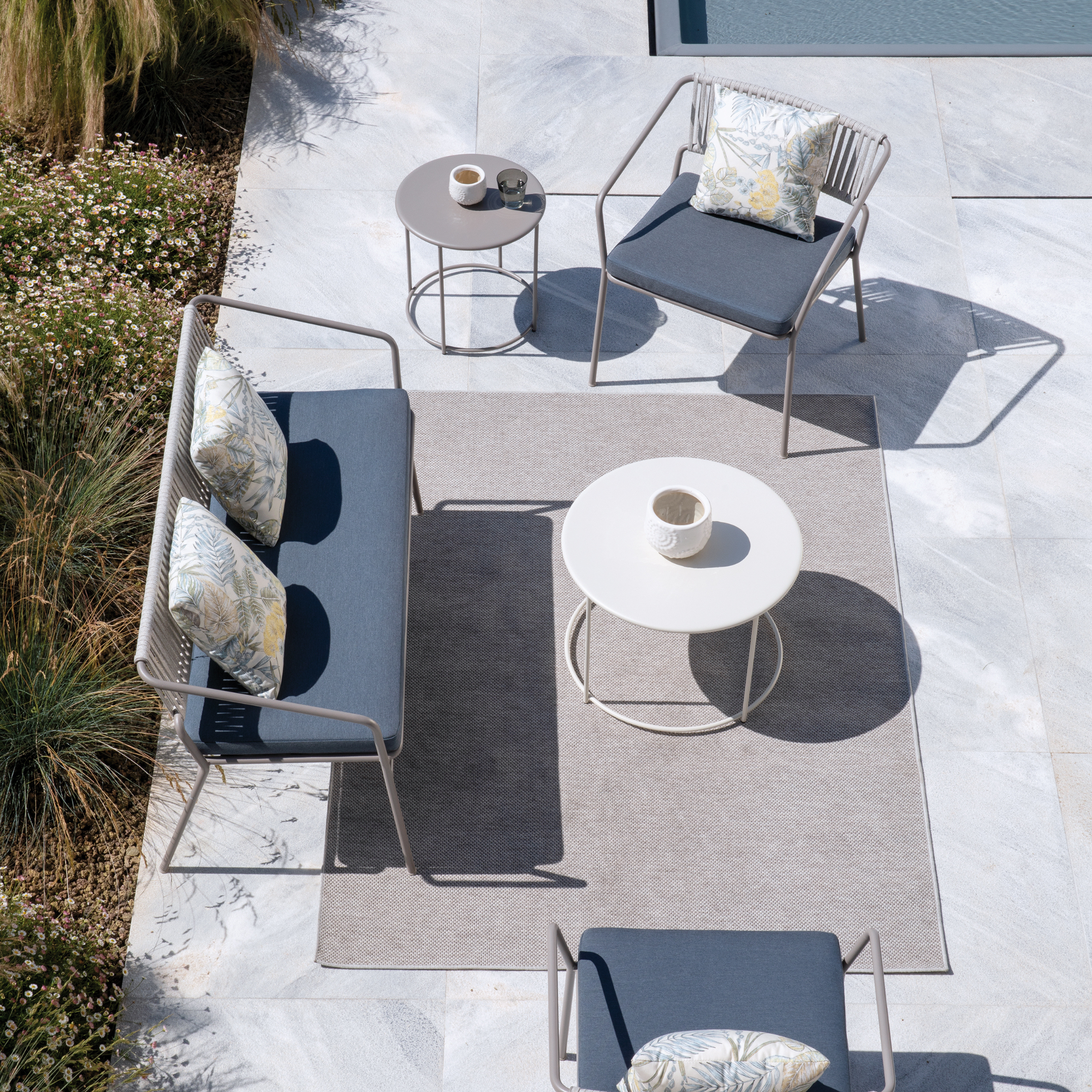 Tavolino tondo in metallo "Daisy" tavolo da caffè per giardino h 45 cm