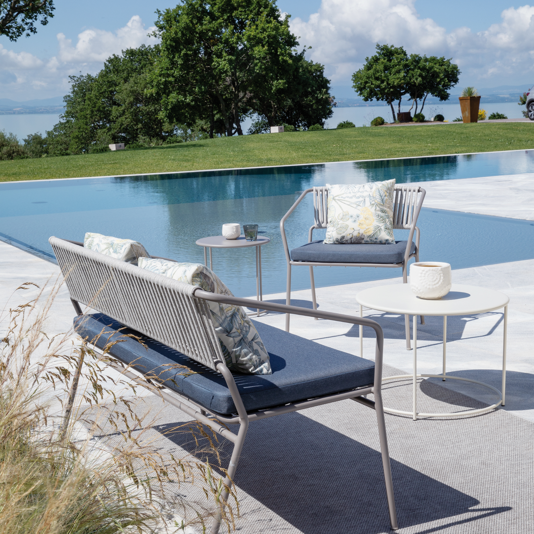 Tavolino tondo in metallo "Daisy" tavolo da caffè per giardino h 45 cm