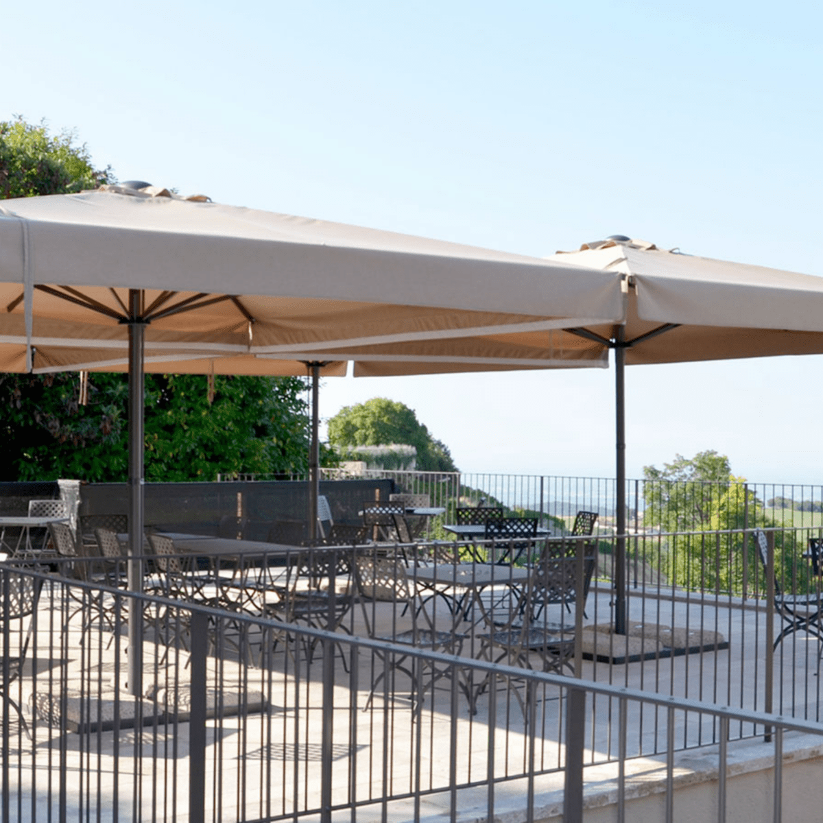 Ombrellone moderno écru "Platino Basic" con palo centrale telescopico antracite da giardino - MondoViro