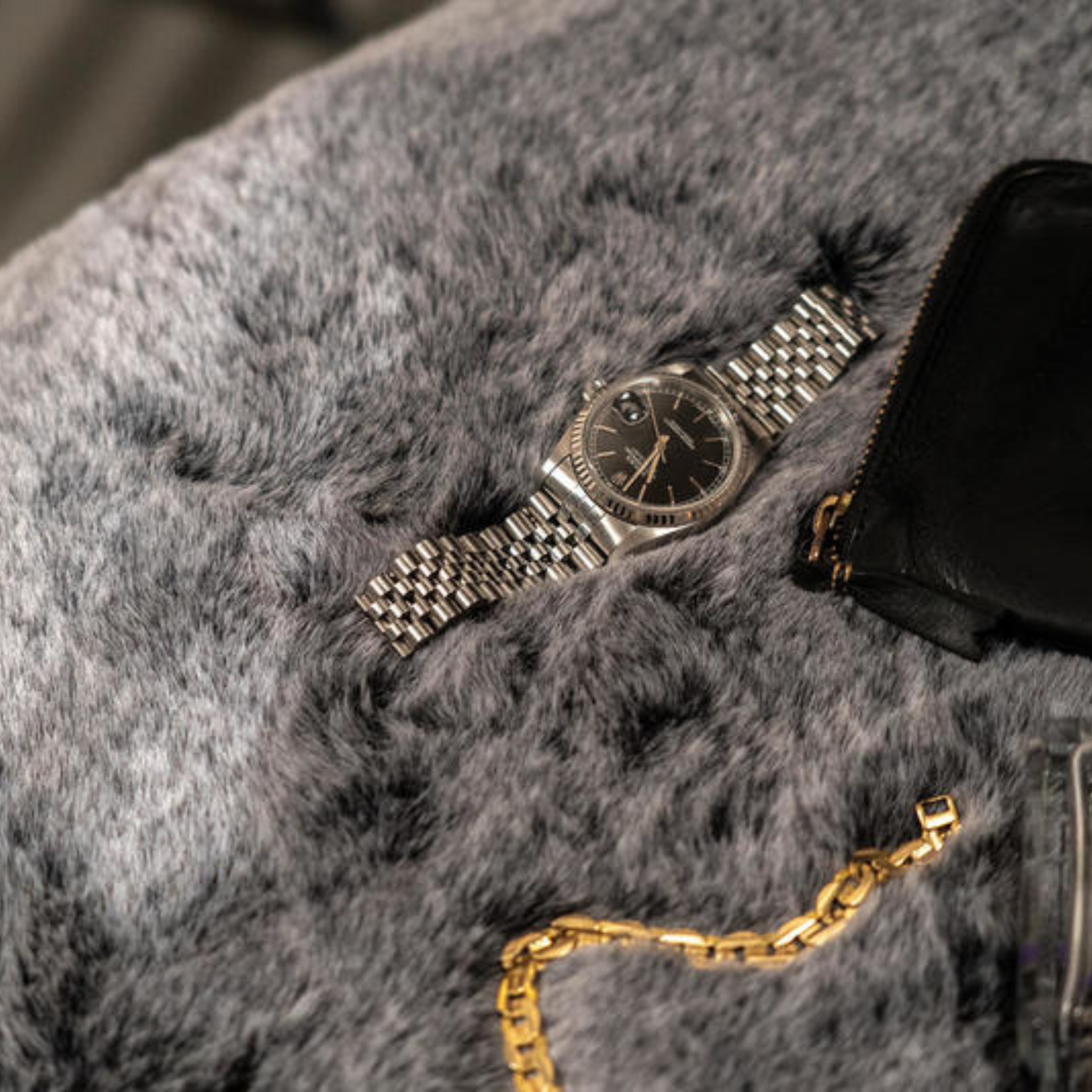 Poltrona imbottita in pelliccia sintetica "Elena" con gambe in metallo cm 66x64 87h