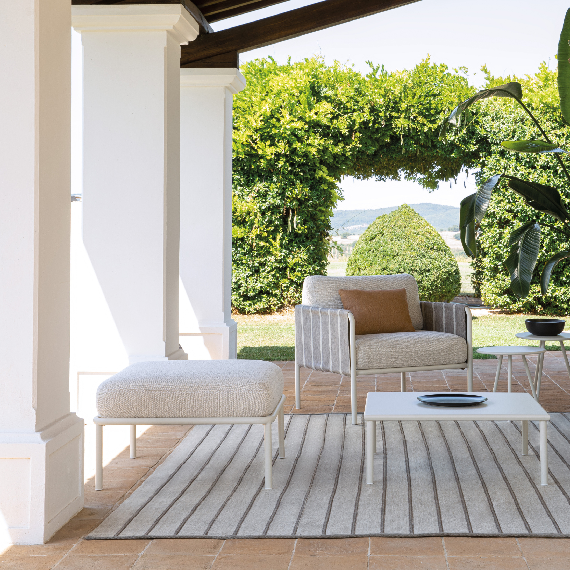 Poltrona bassa lounge in metallo "Hamptons" con cuscini cm 80x80 84h