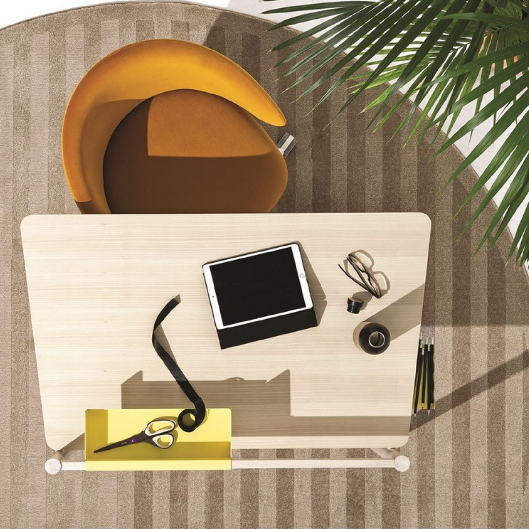 Poltrona moderna da ufficio "Tuka" con ruote sterzanti a 360° cm 56,5x59 83h