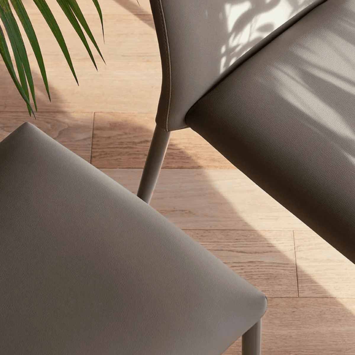 Set di sedie moderne da soggiorno "Club" con seduta e schienale imbottiti cm 47x57 91h - MondoViro