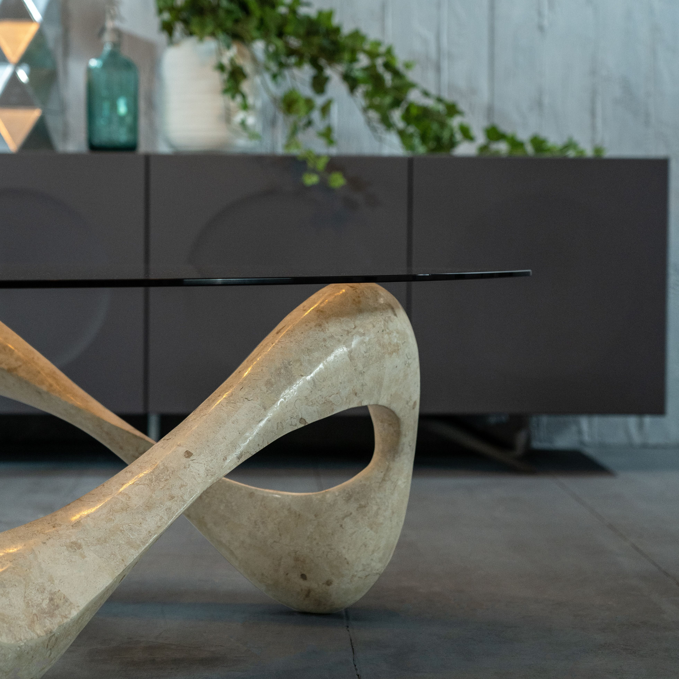 Tavolino basso in pietra fossile "Scarf" top in vetro temperato cm 100x100 42,5h