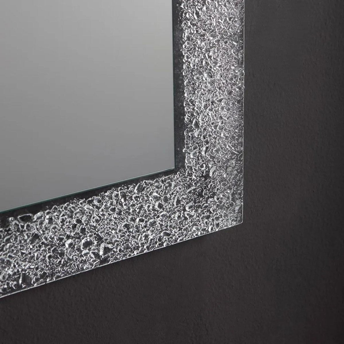 Specchio a led rettangolare "Serranova" con cornice in graniglia di vetro cm 98x70 - MondoViro