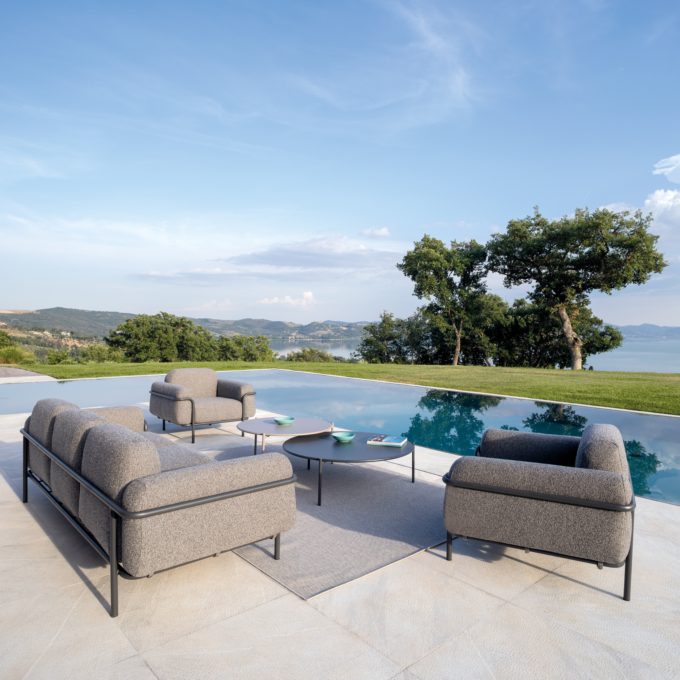 Poltrona lounge in tessuto imbottito "Hug" struttura in metallo da giardino cm 105x94 75h