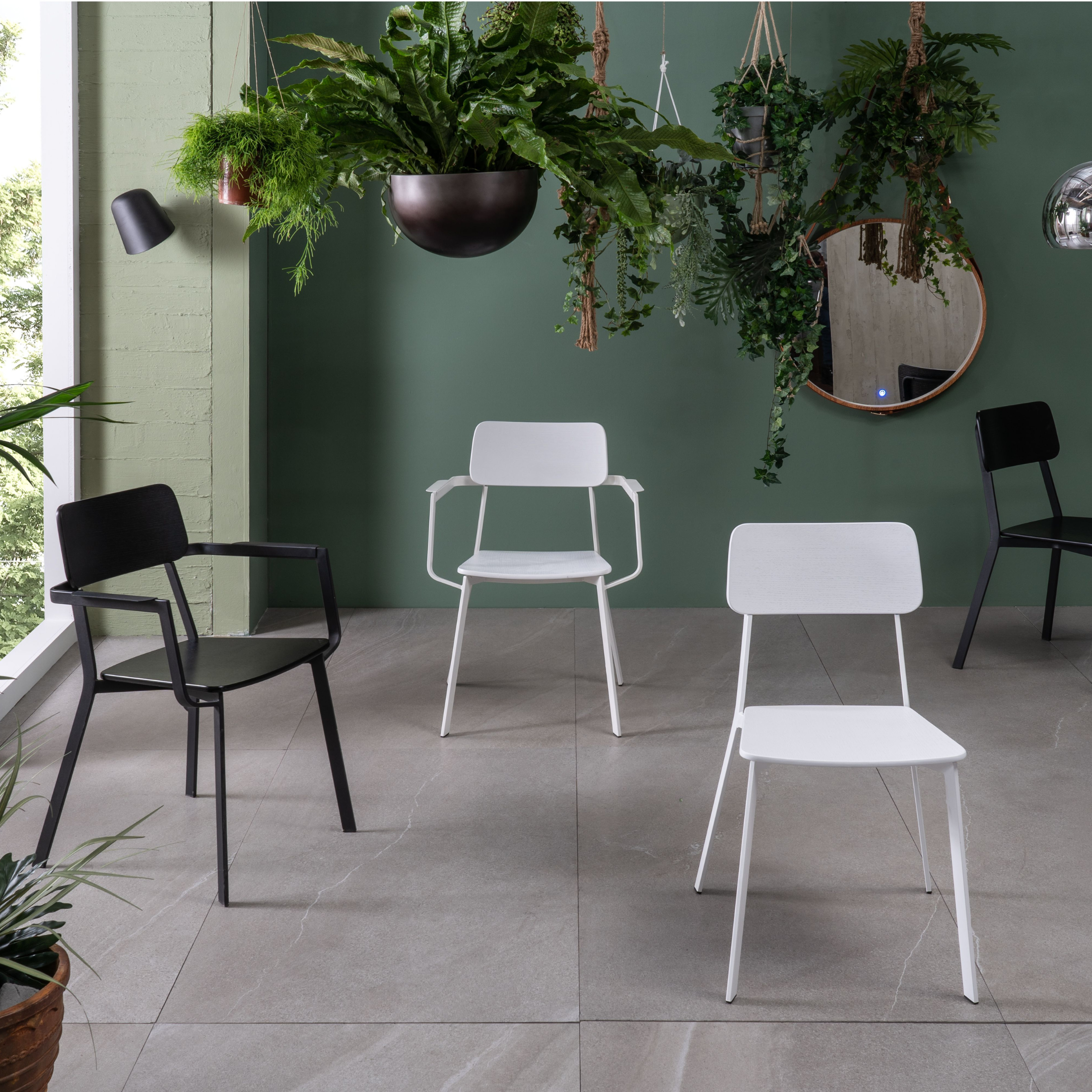 Set di sedie bianche moderne in legno laccato "Estia" con braccioli e struttura in metallo cm 51,5x61 82h