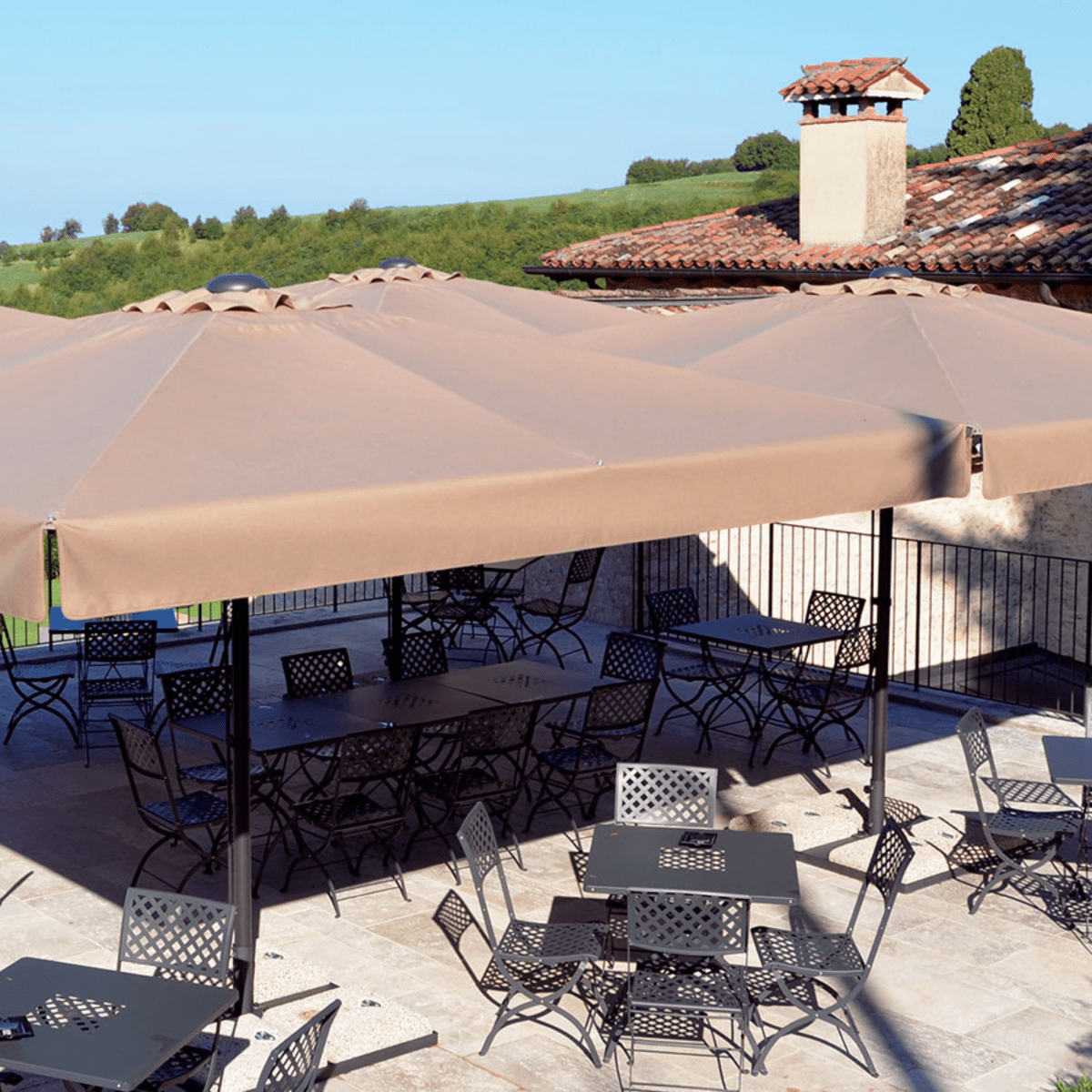 Ombrellone moderno écru "Platino Basic" con palo centrale telescopico antracite da giardino - MondoViro