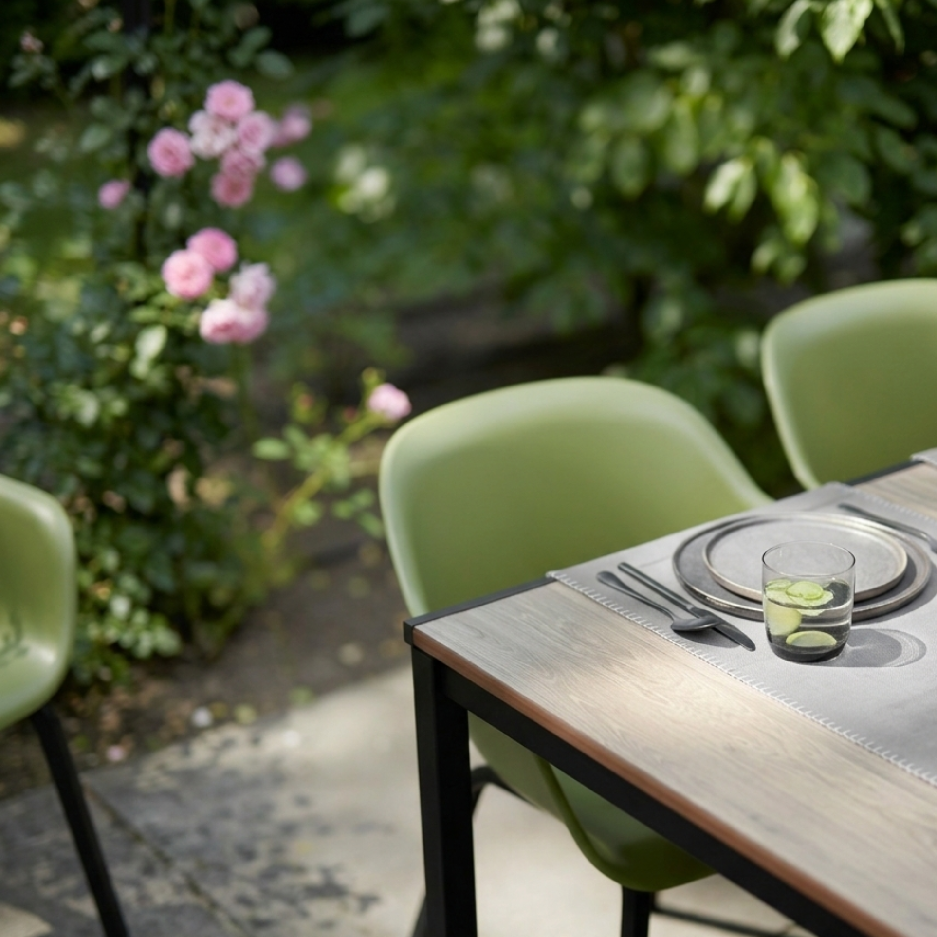 Tavolo allungabile per esterno "Liriel" con estensioni, struttura in metallo e piano effetto legno