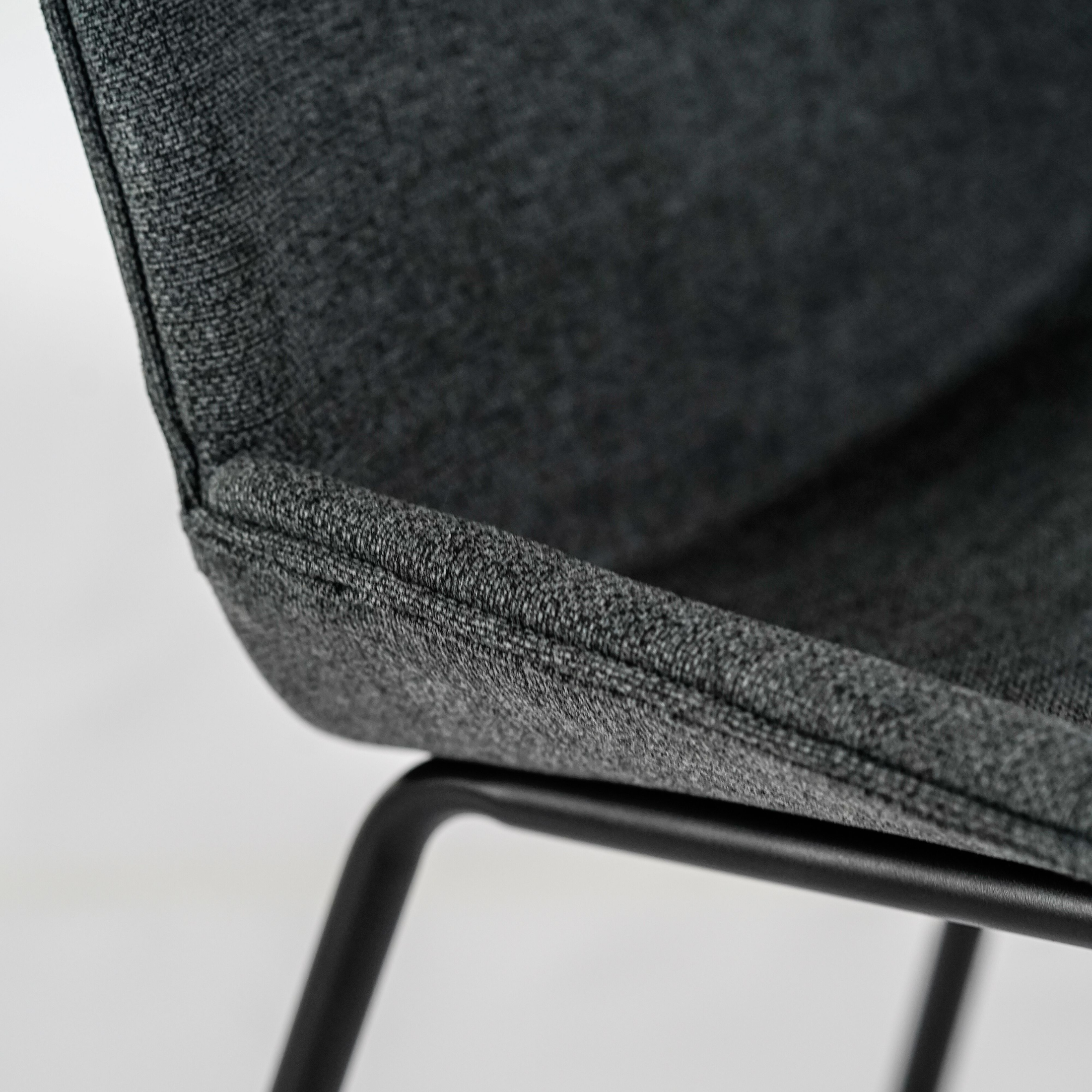 Set di sedie da pranzo in tessuto "Sami" con gambe in metallo verniciato eleganti moderne