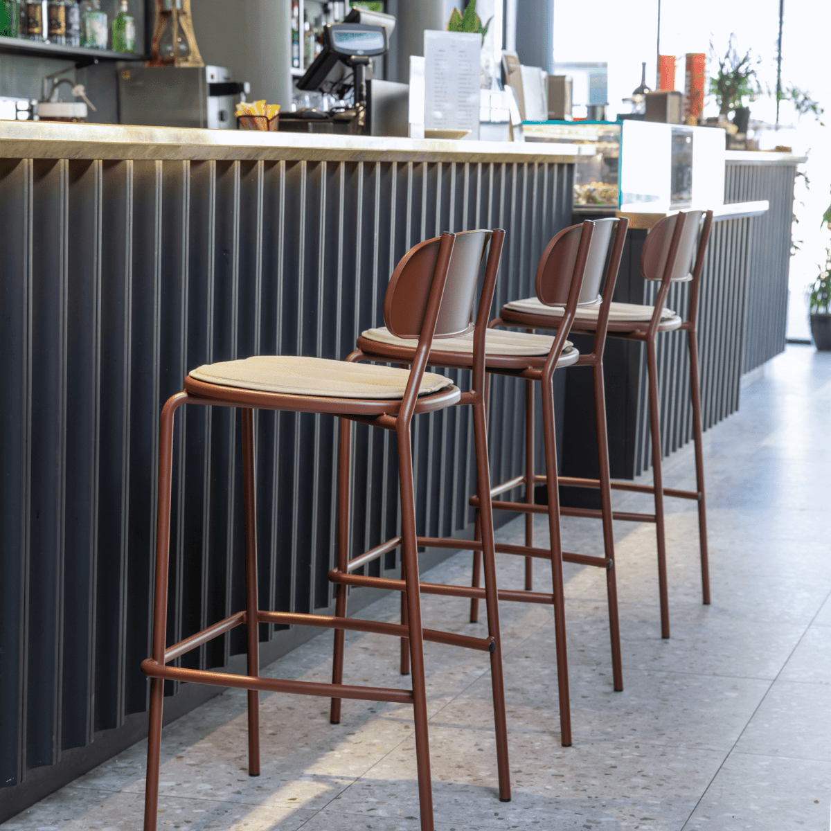 Set di sgabelli da giardino "Fox" impilabili in metallo verniciato cm 48x50 98h - MondoViro