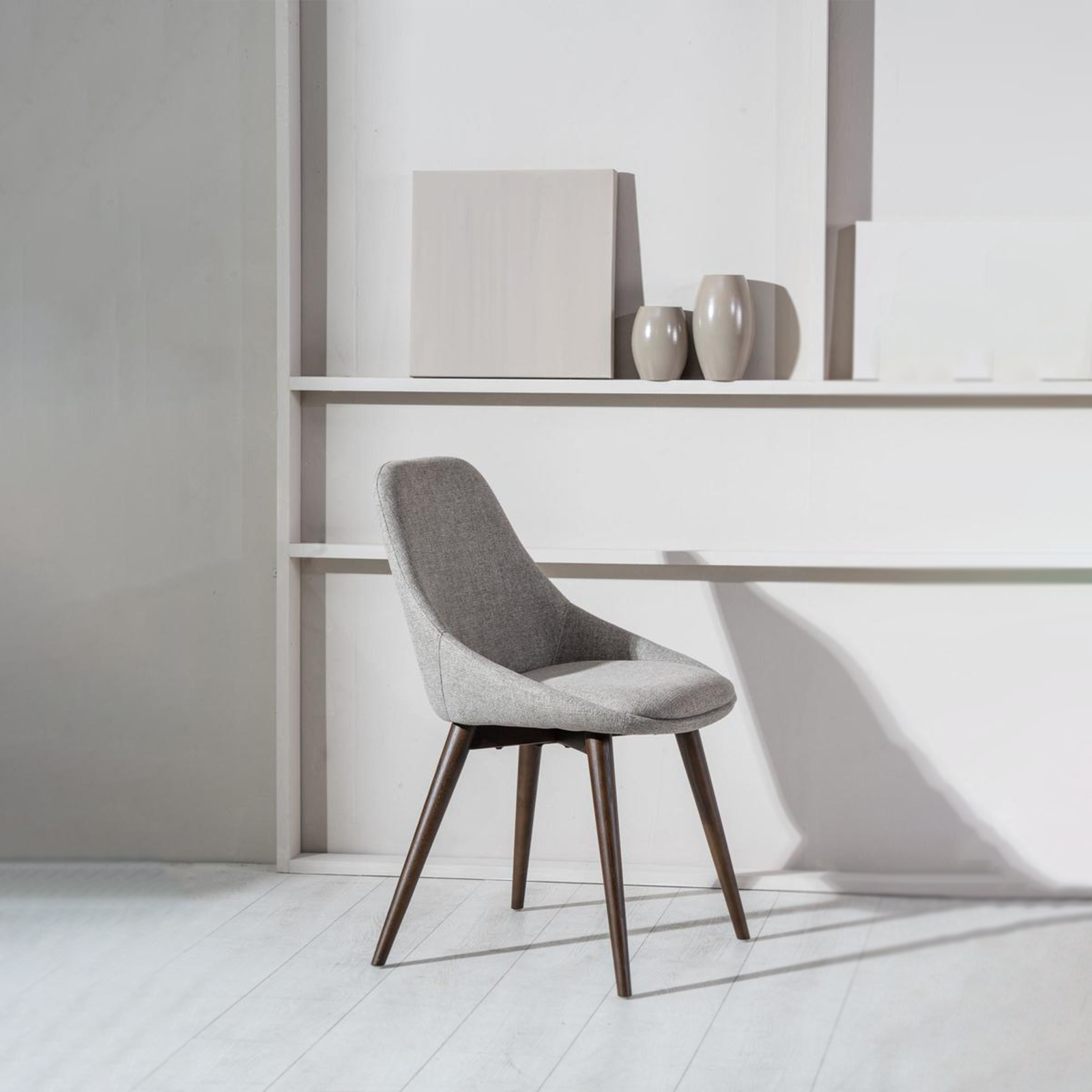 Set di sedie moderne da pranzo in tessuto "Zaira" struttura in legno cm 49x58 85h