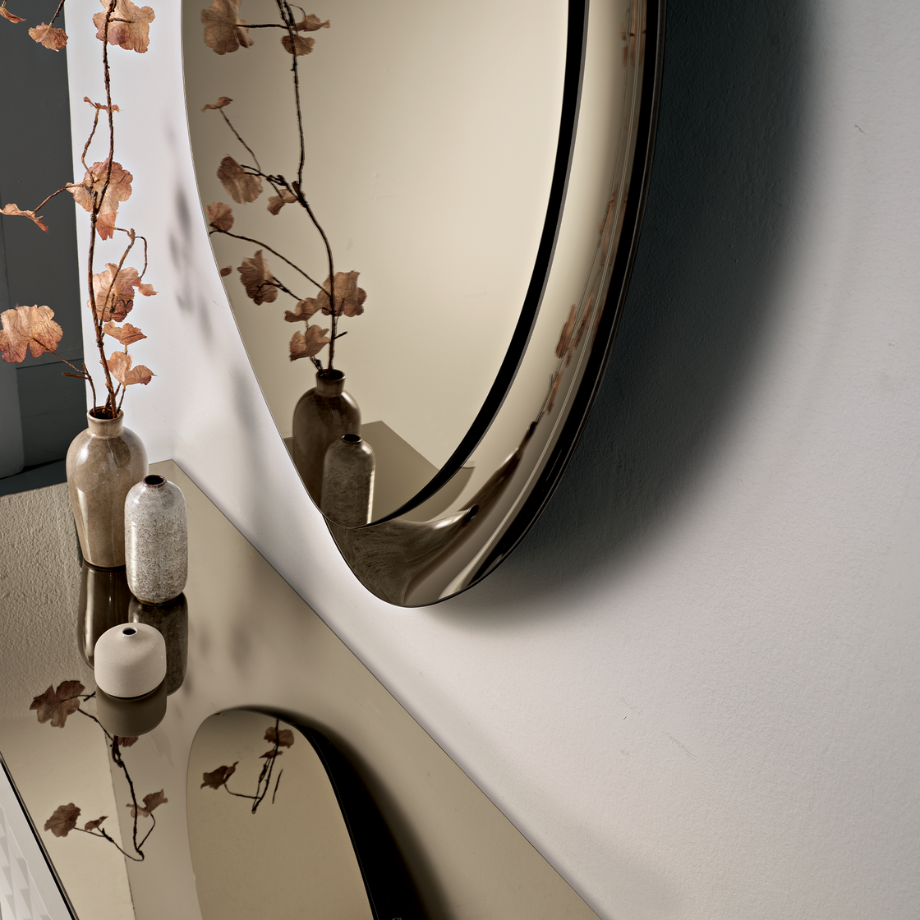 Specchio da parete sagomato "Silhouette" con semi cornice in vetro fuso - MondoViro