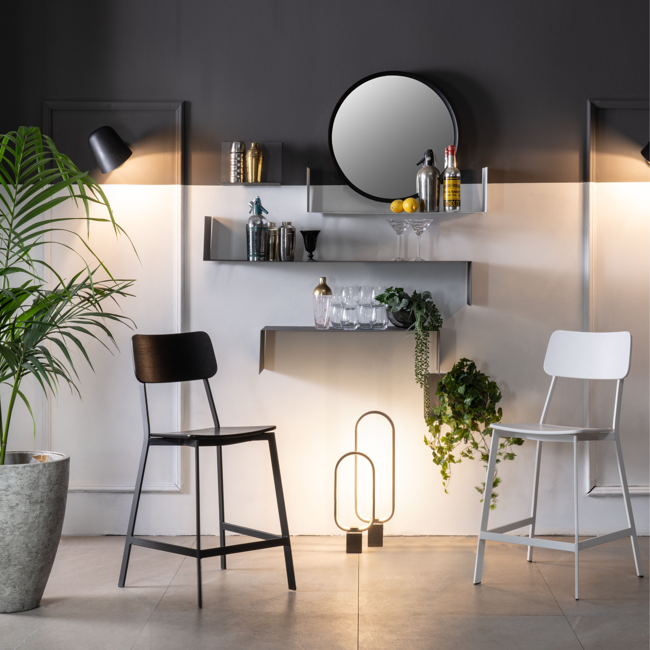 Set di sgabelli alti in legno con poggiapiedi e gambe in metallo "Teo" cm 51,5x51 97h