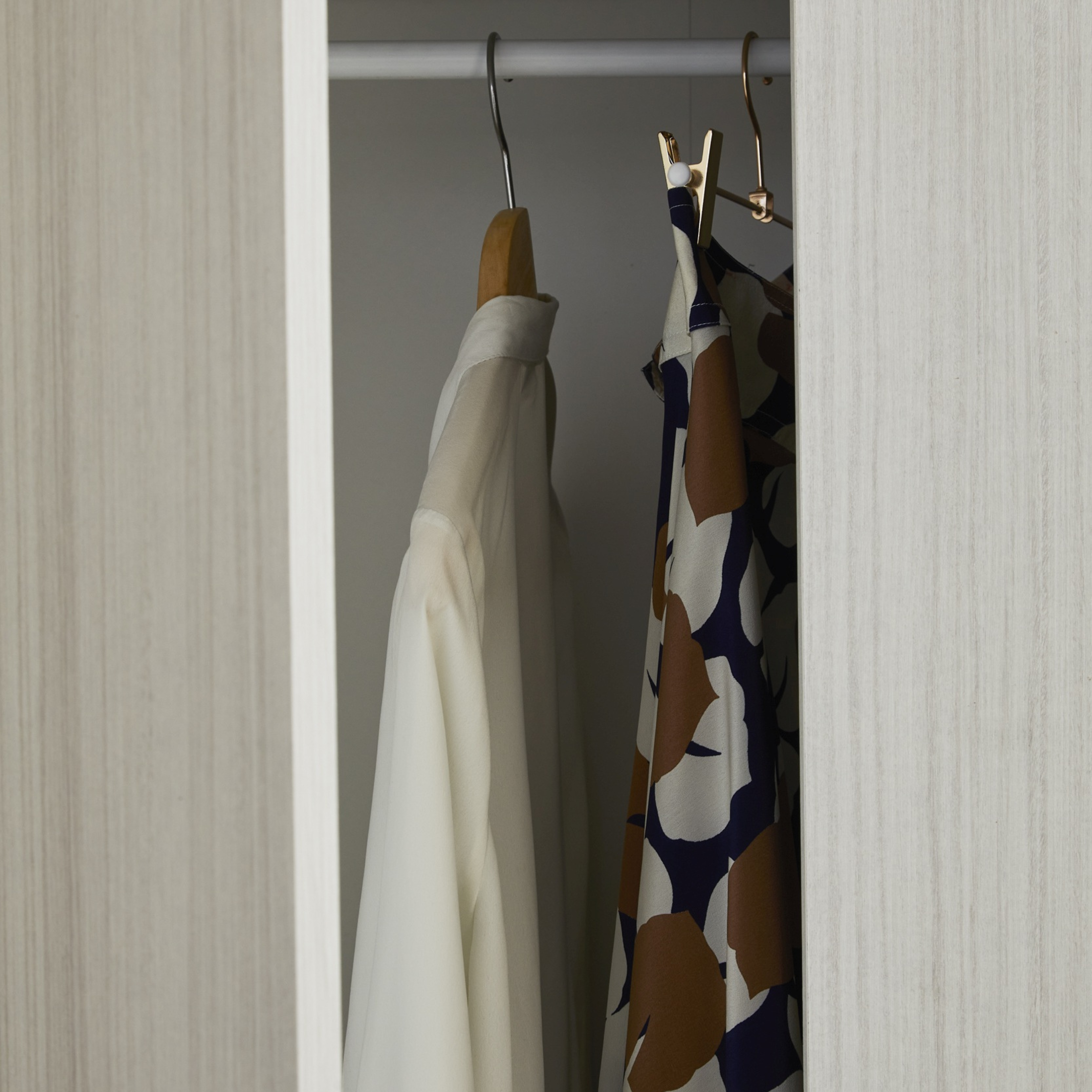 Armadio in legno moderno 2 ante "Class2" mobile appendiabiti cm 77x52 182h