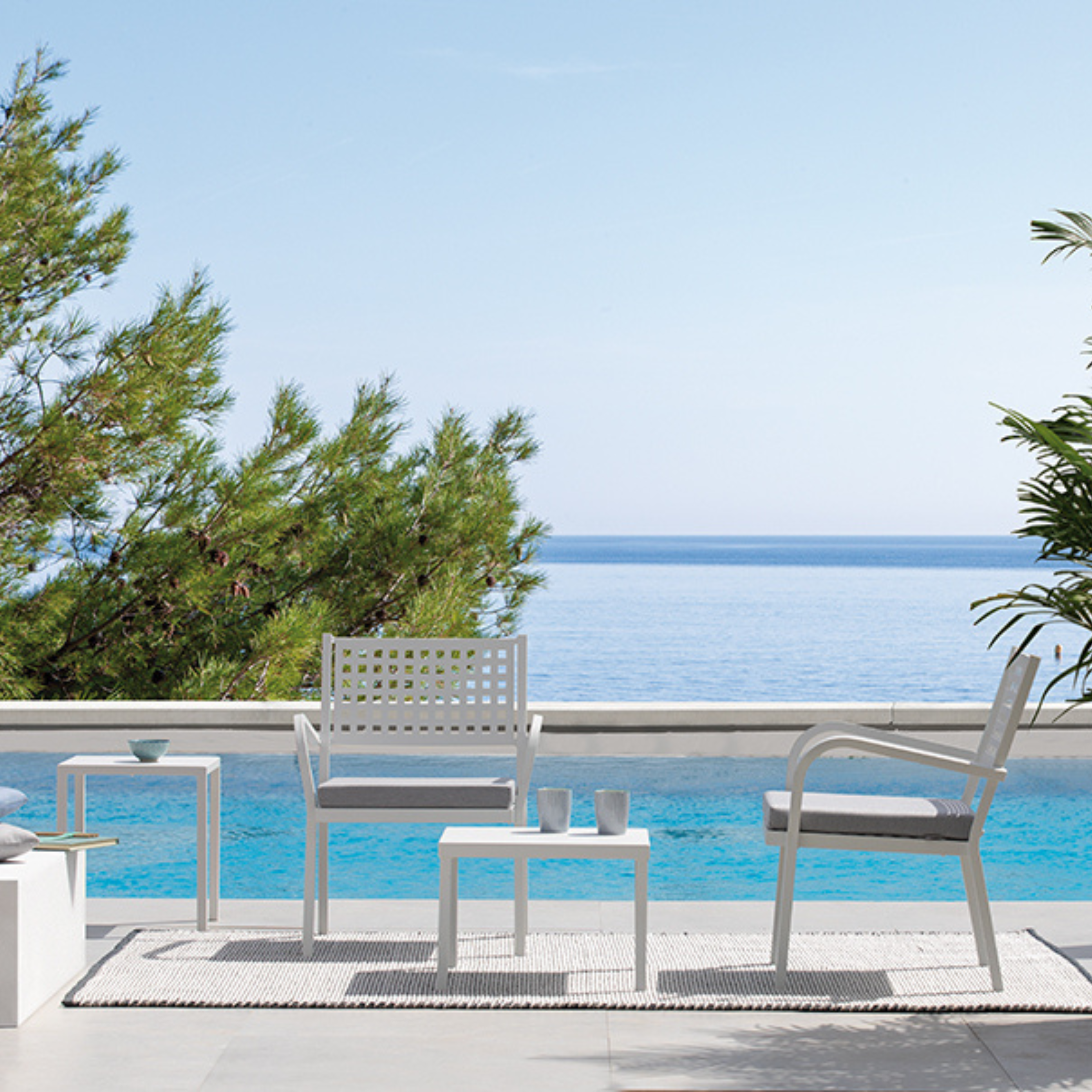 Set di poltrone moderne "Alice" basse in metallo impilabili da giardino cm 65x63 77h